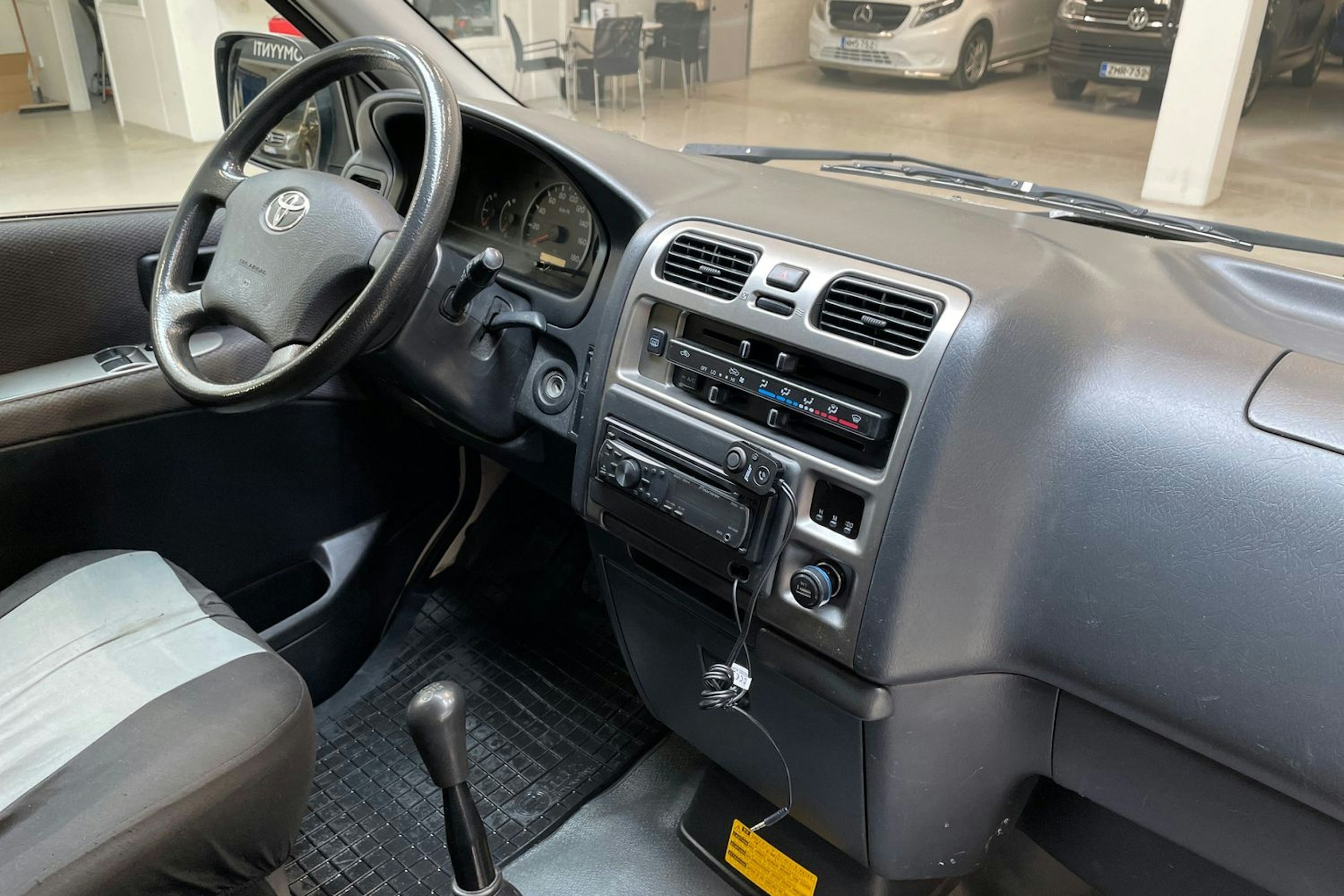 valkoinen Toyota Hiace 2011 kuva 15.