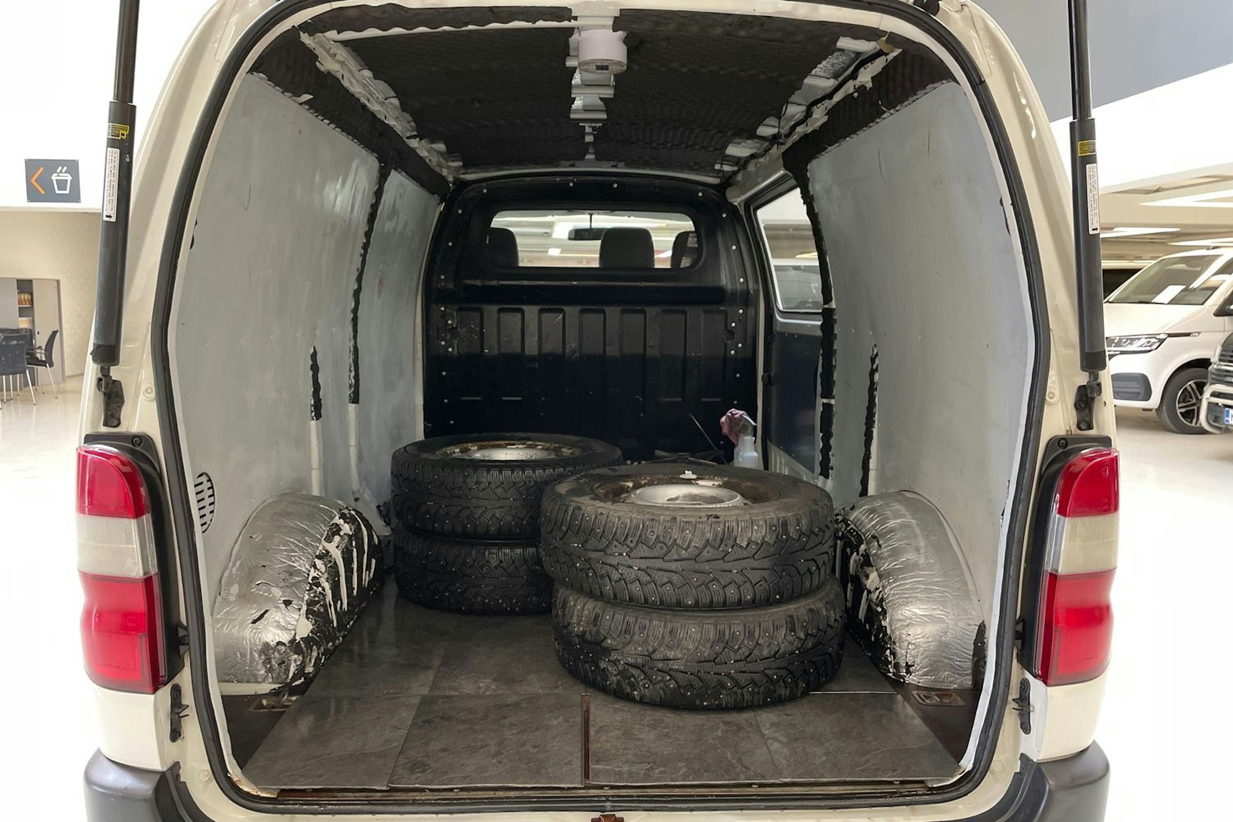 valkoinen Toyota Hiace 2011 kuva 17.