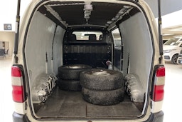 valkoinen Toyota Hiace 2011 kuva 17.
