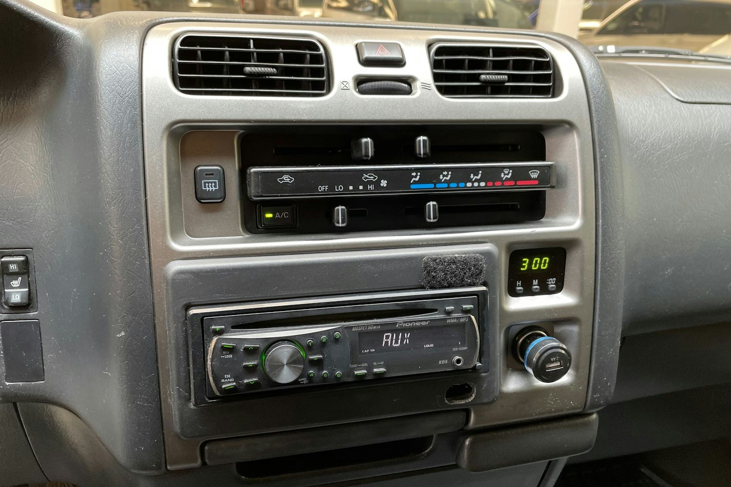 valkoinen Toyota Hiace 2011 kuva 23.
