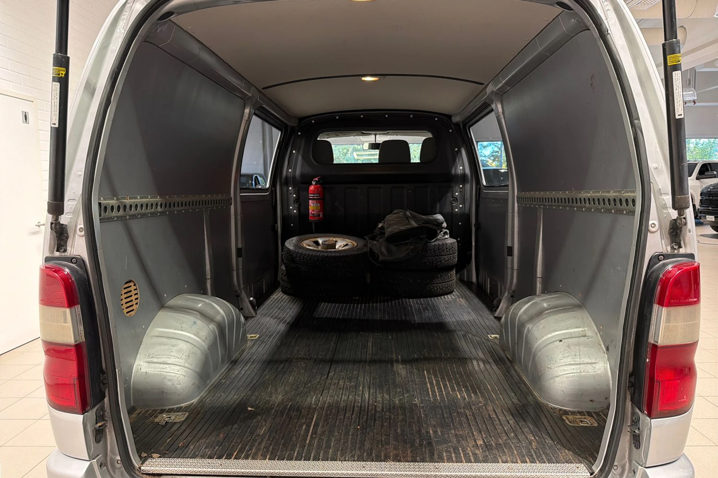 Hopea Toyota HIACE 2011 kuva 20.