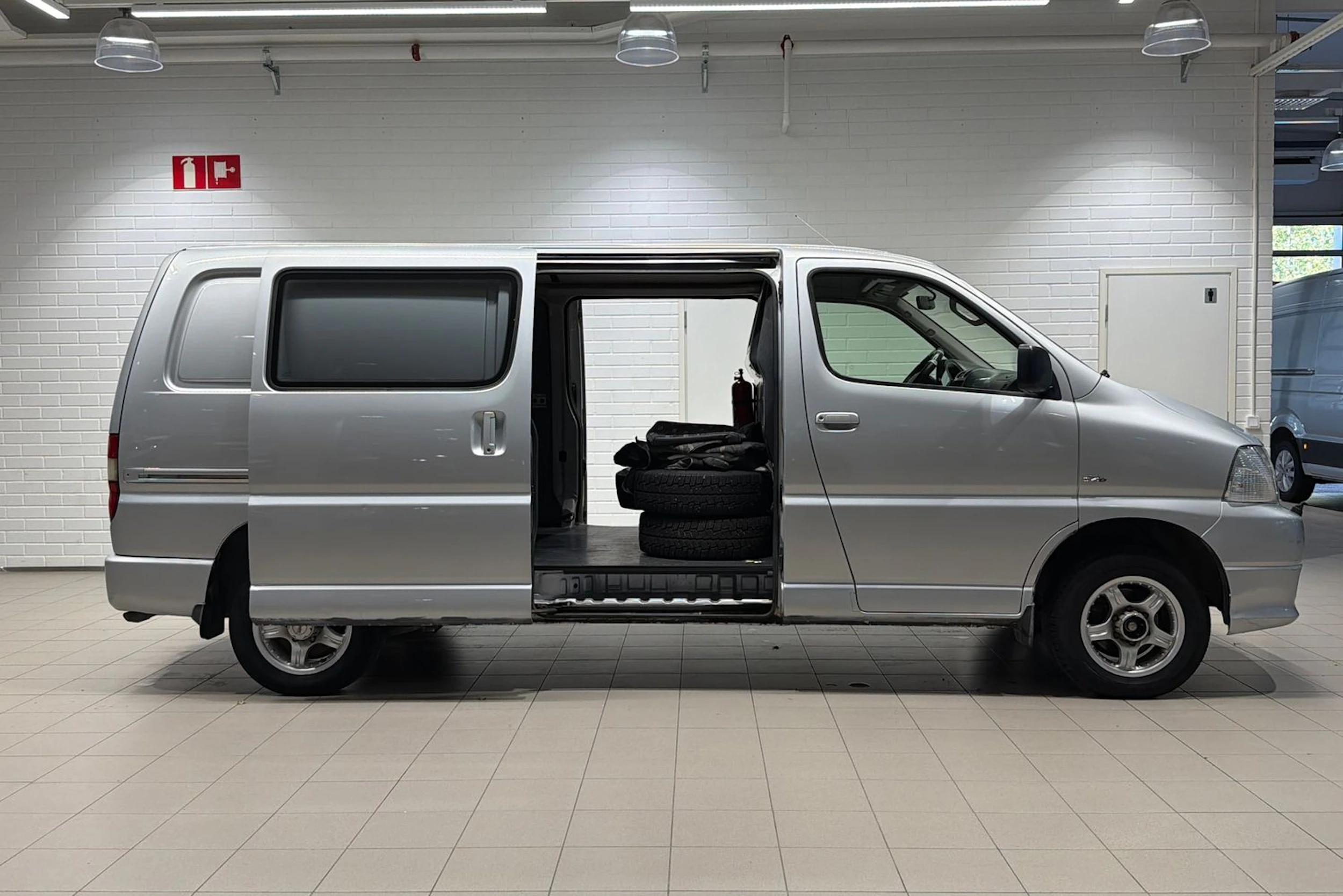 Hopea Toyota HIACE 2011 kuva 23.