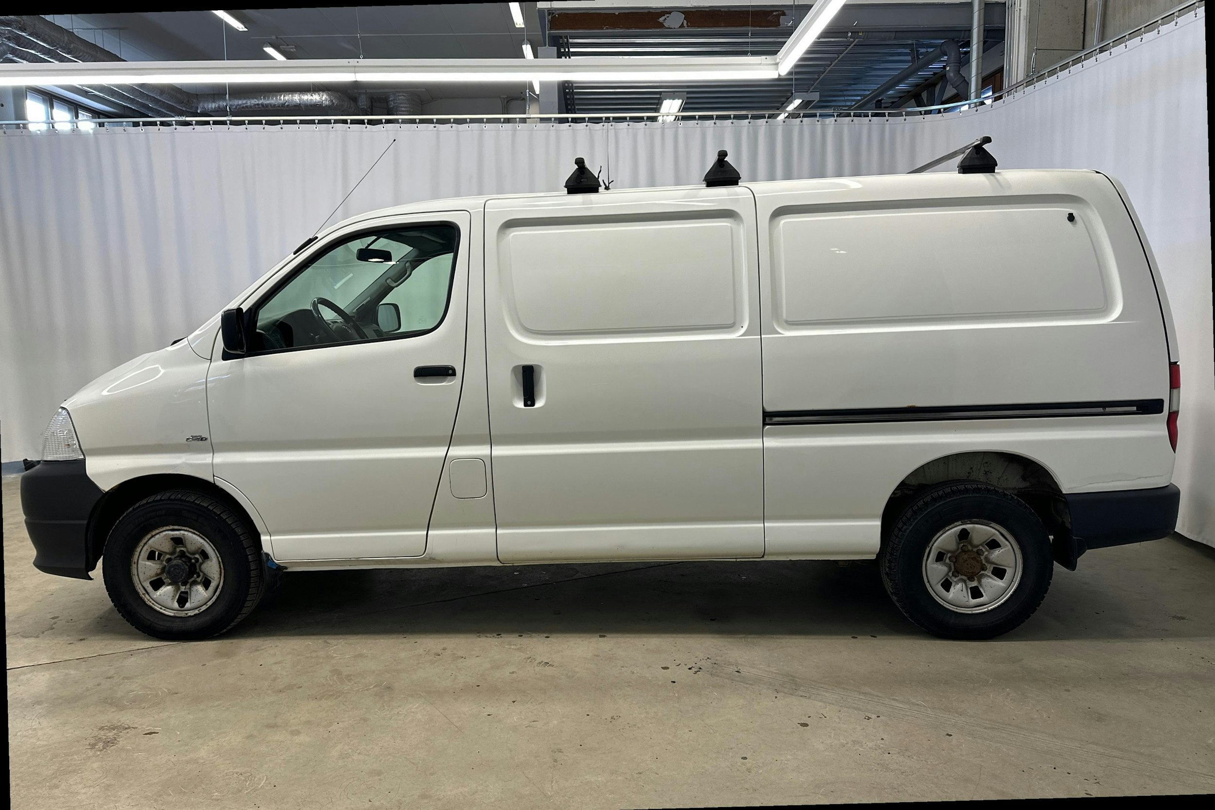 valkoinen Toyota Hiace 2011 kuva 8.