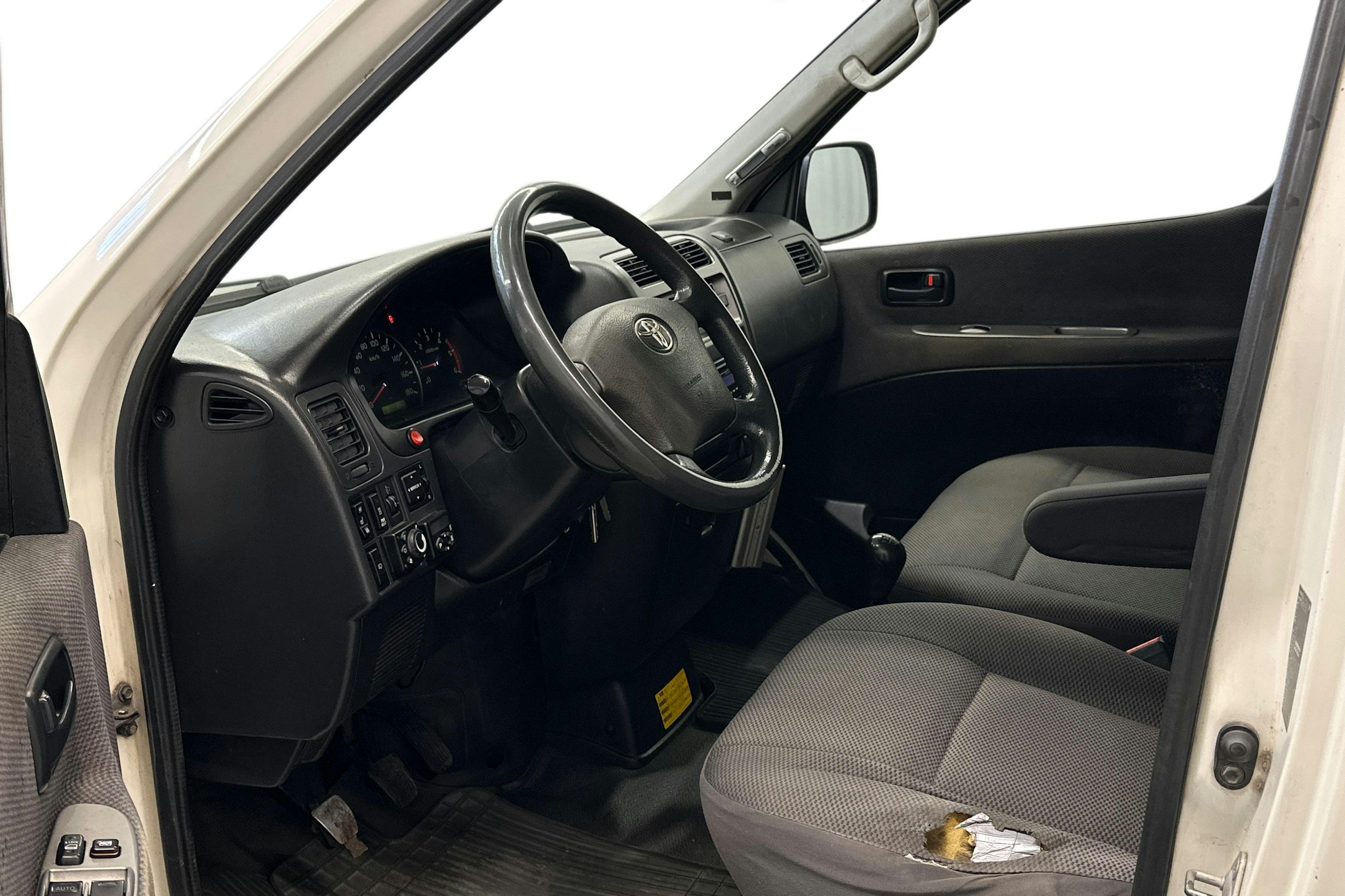 valkoinen Toyota Hiace 2011 kuva 9.