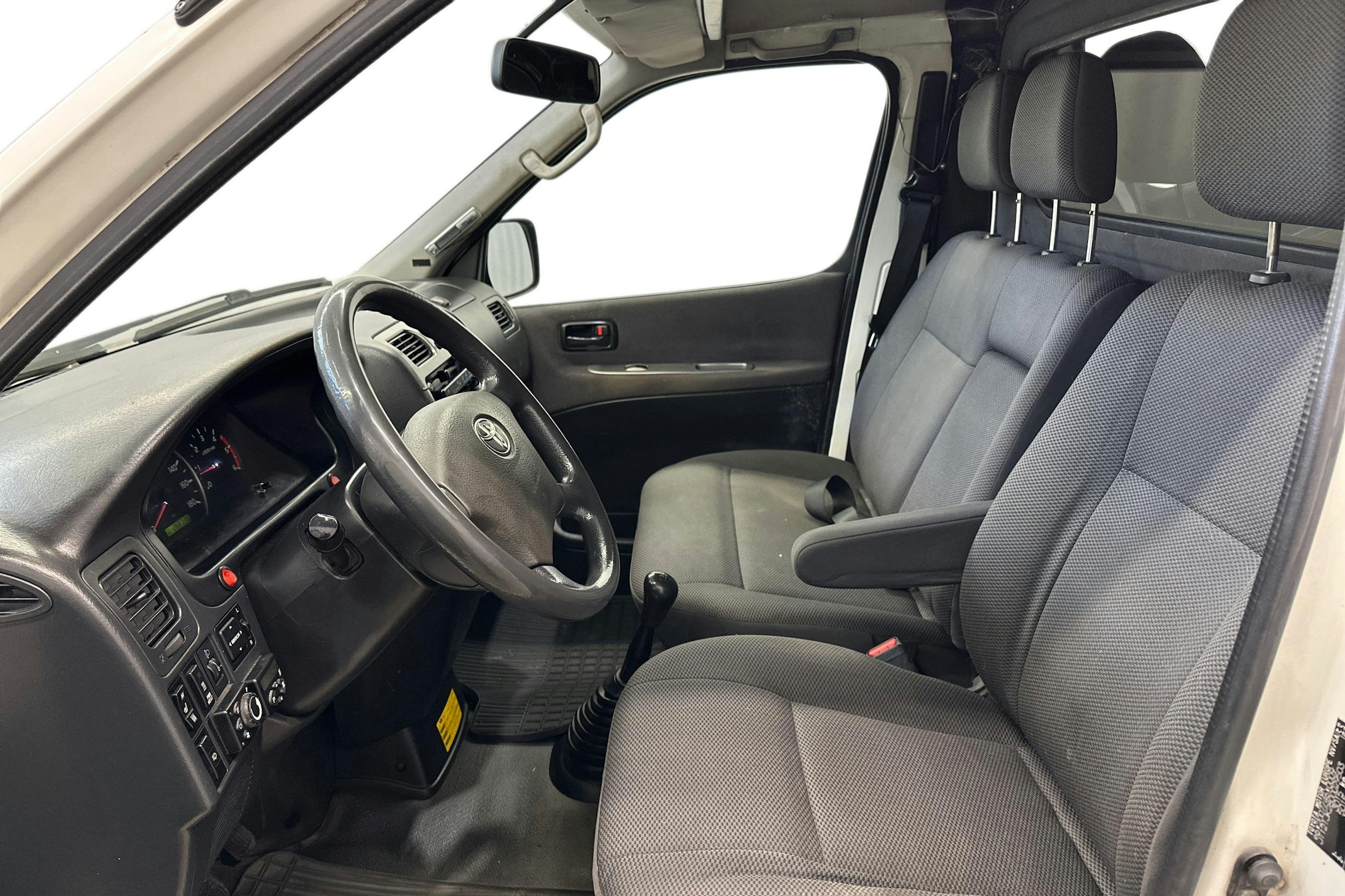 valkoinen Toyota Hiace 2011 kuva 11.