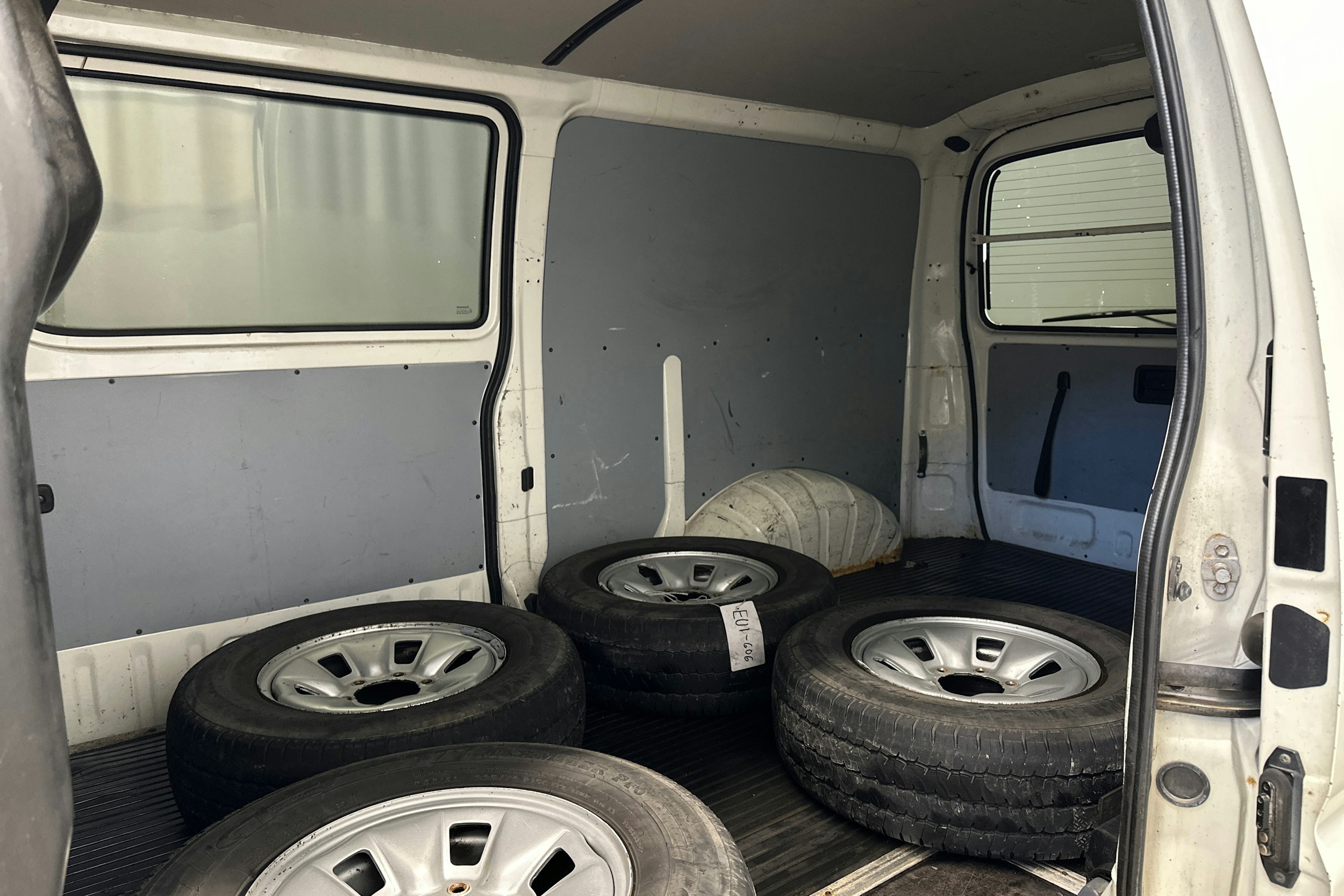 valkoinen Toyota Hiace 2011 kuva 19.