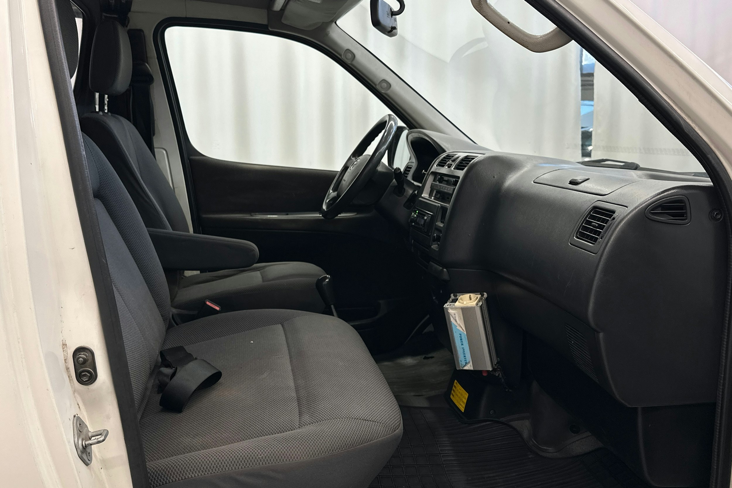 valkoinen Toyota Hiace 2011 kuva 21.