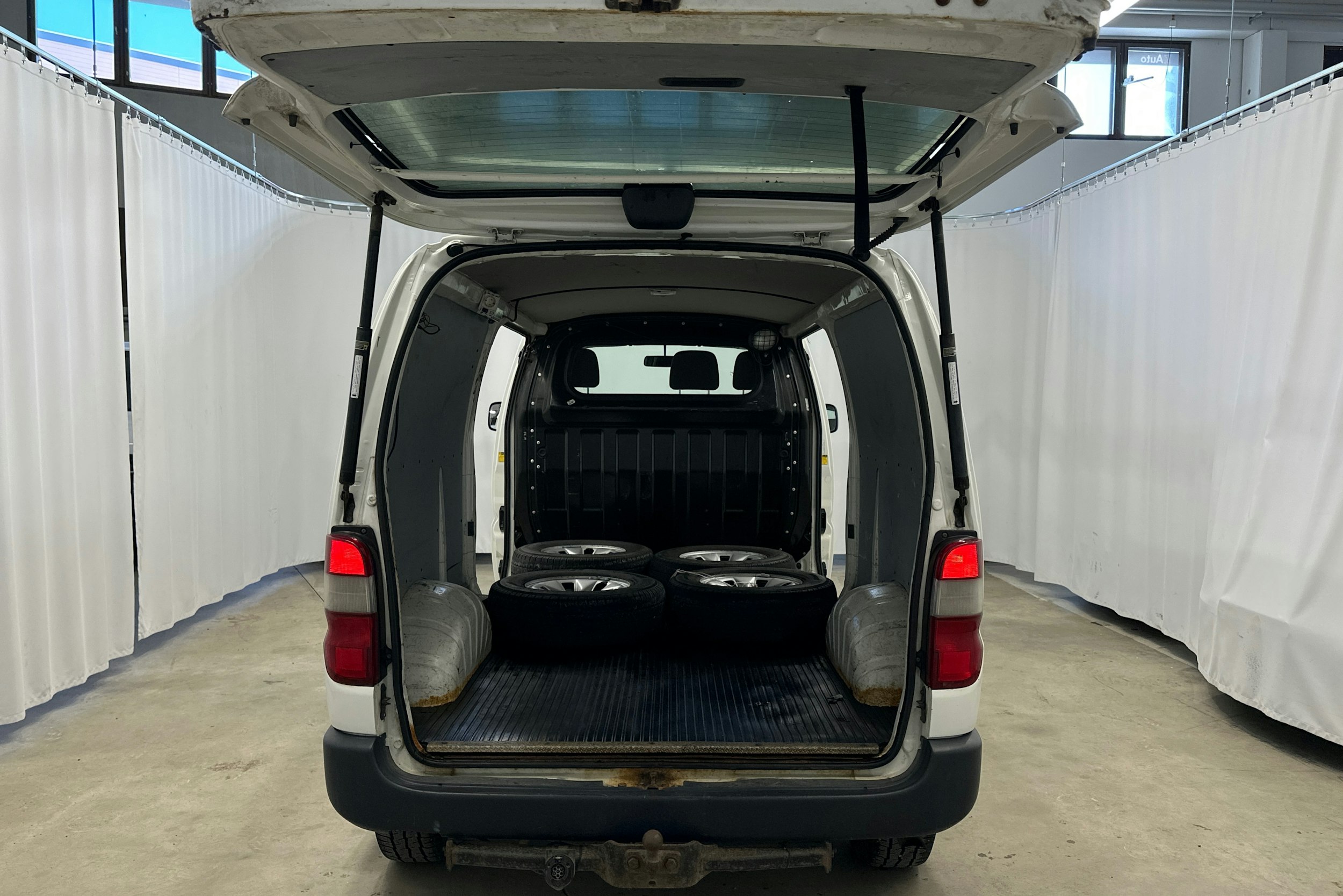 valkoinen Toyota Hiace 2011 kuva 22.