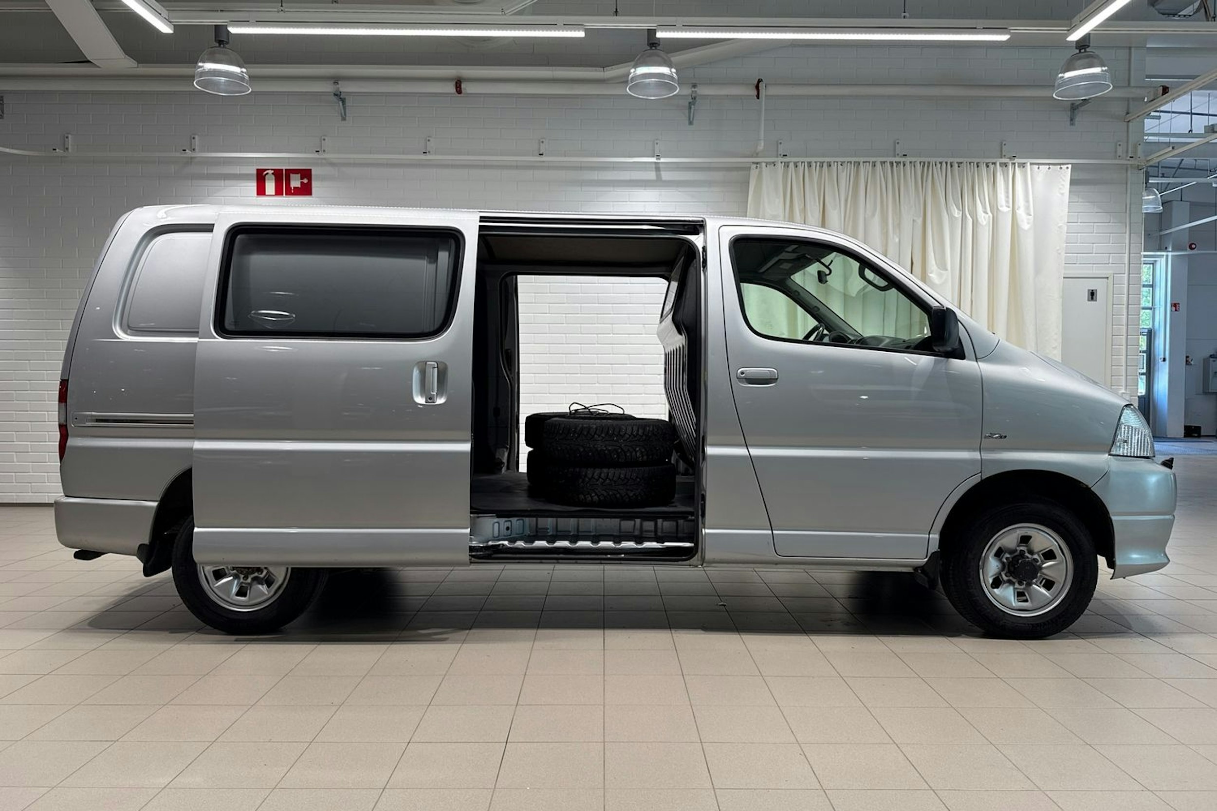 Hopea Toyota HIACE 2011 kuva 13.