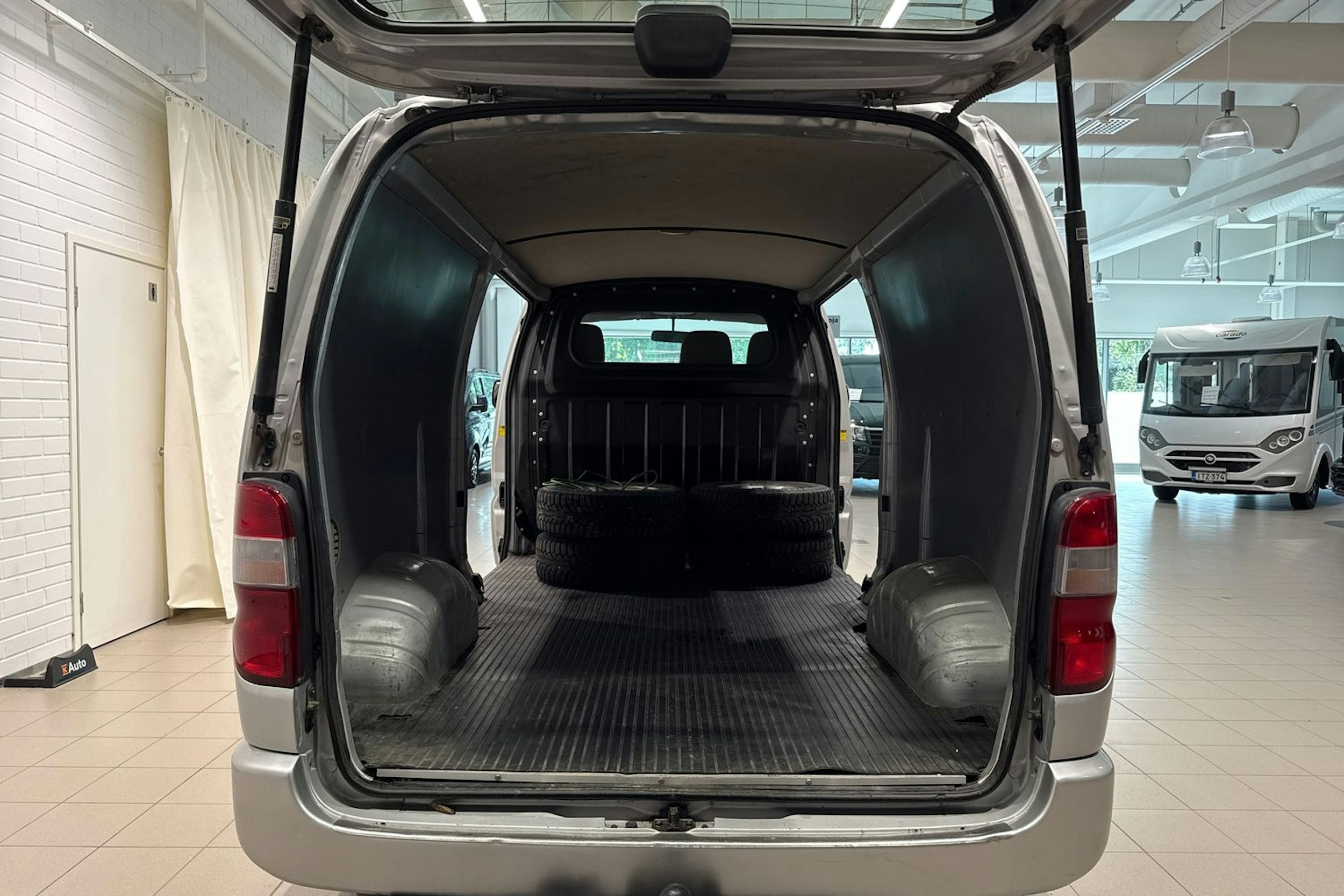 Hopea Toyota HIACE 2011 kuva 14.