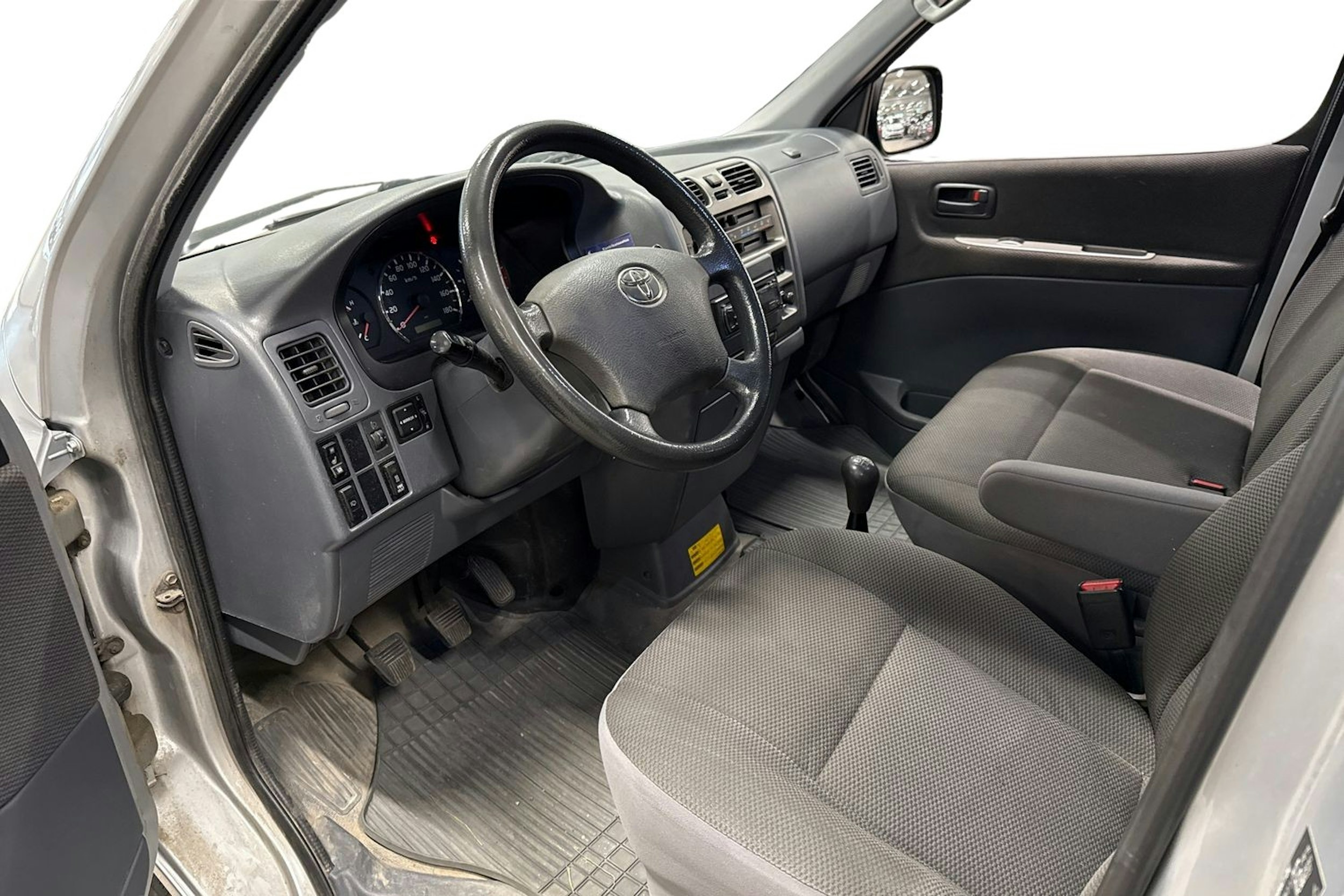 Hopea Toyota HIACE 2011 kuva 3.