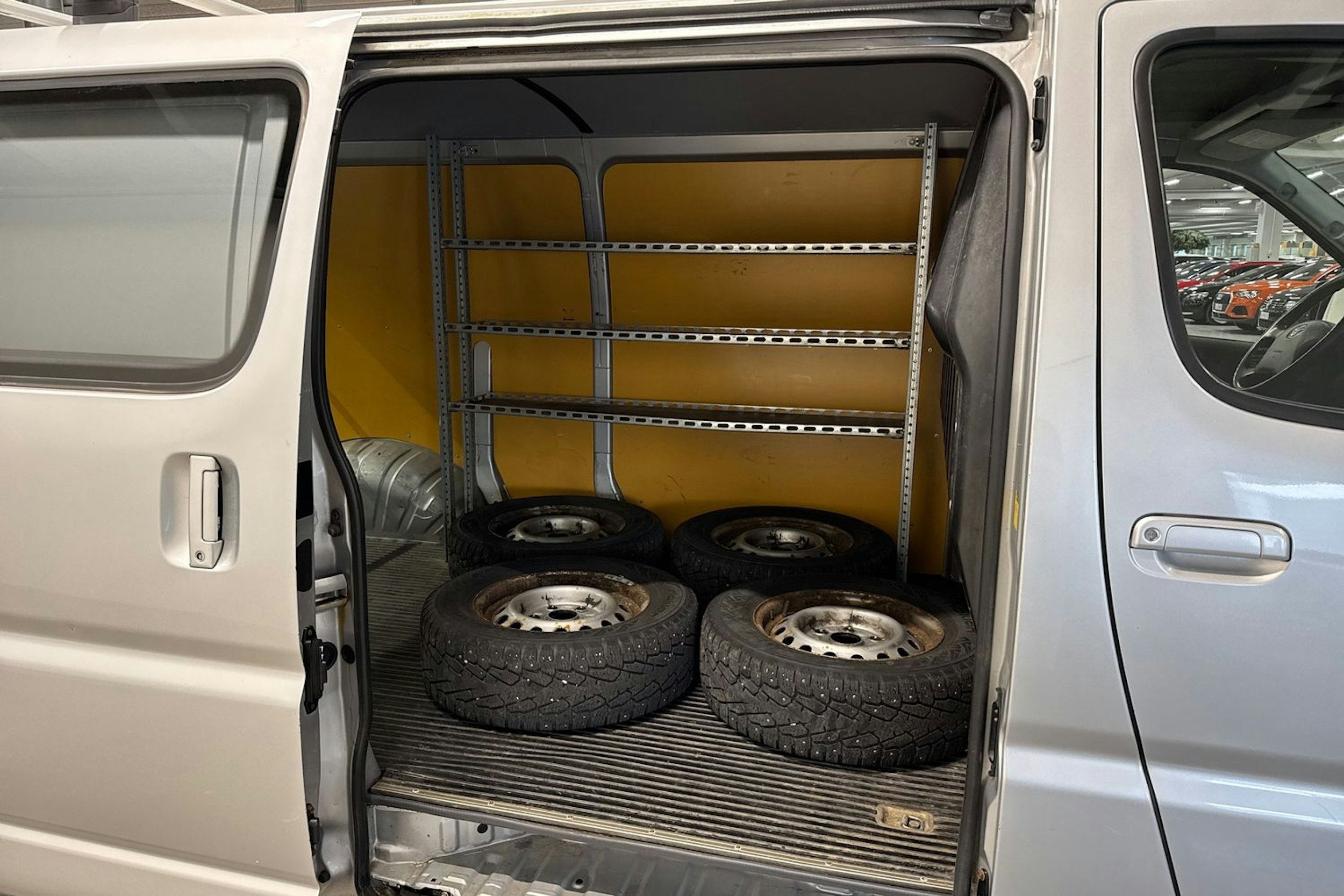 Hopea Toyota HIACE 2011 kuva 13.