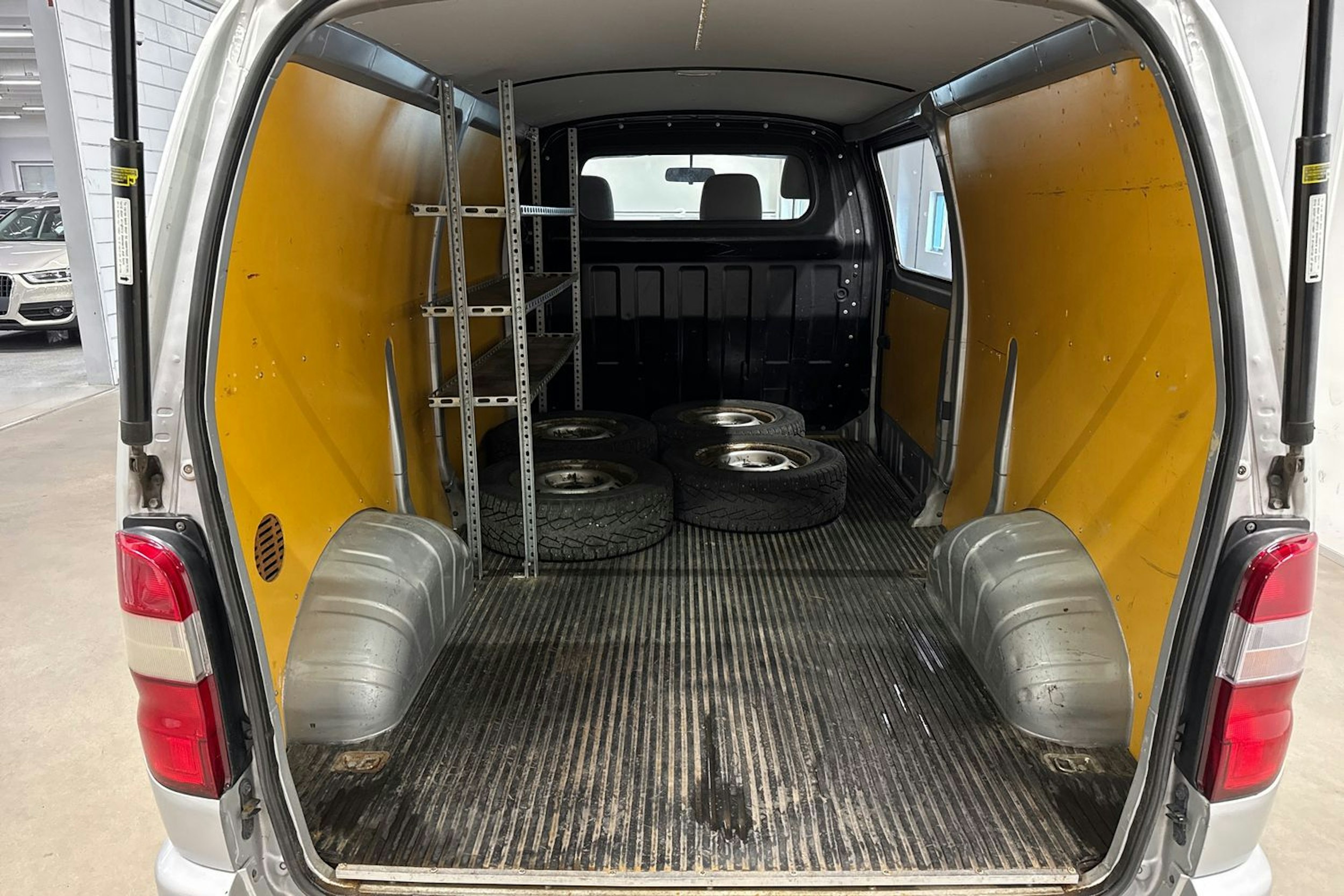Hopea Toyota HIACE 2011 kuva 14.