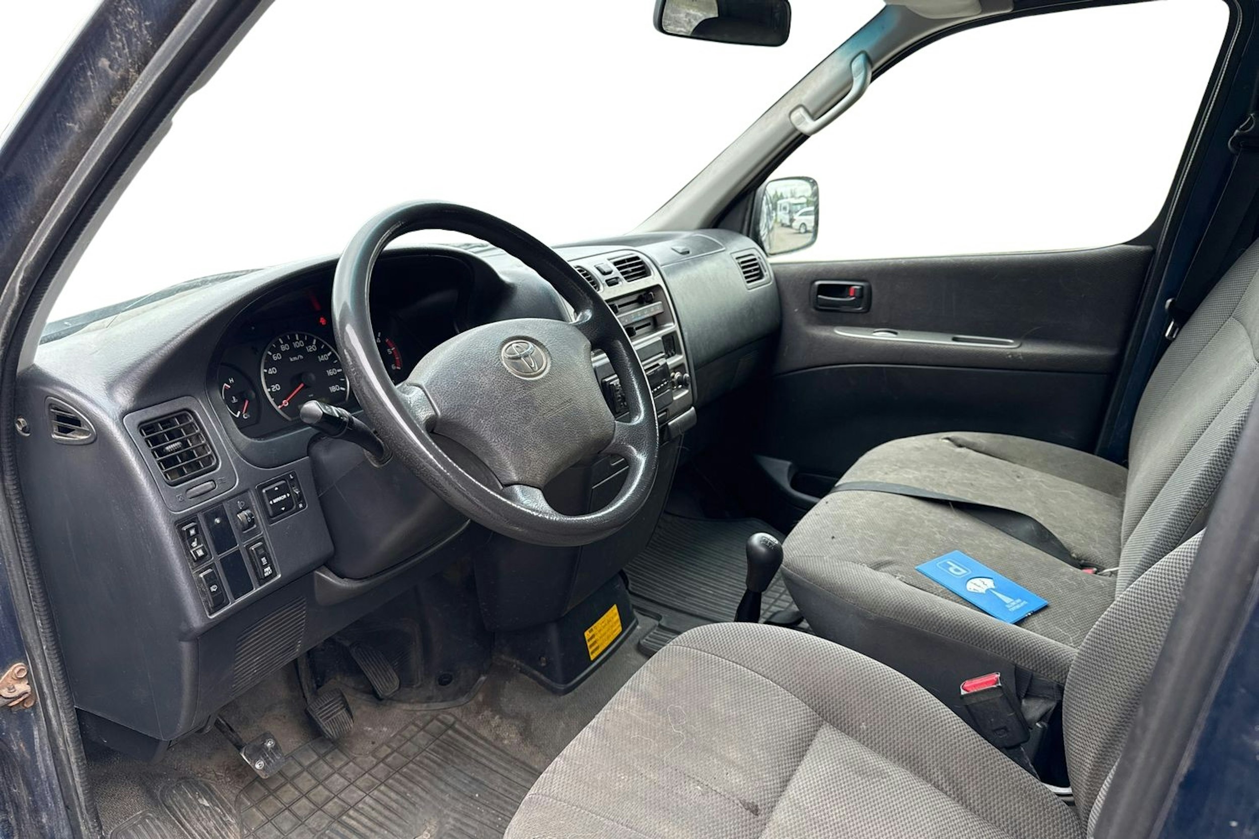 sininen Toyota Hiace 2011 kuva 3.