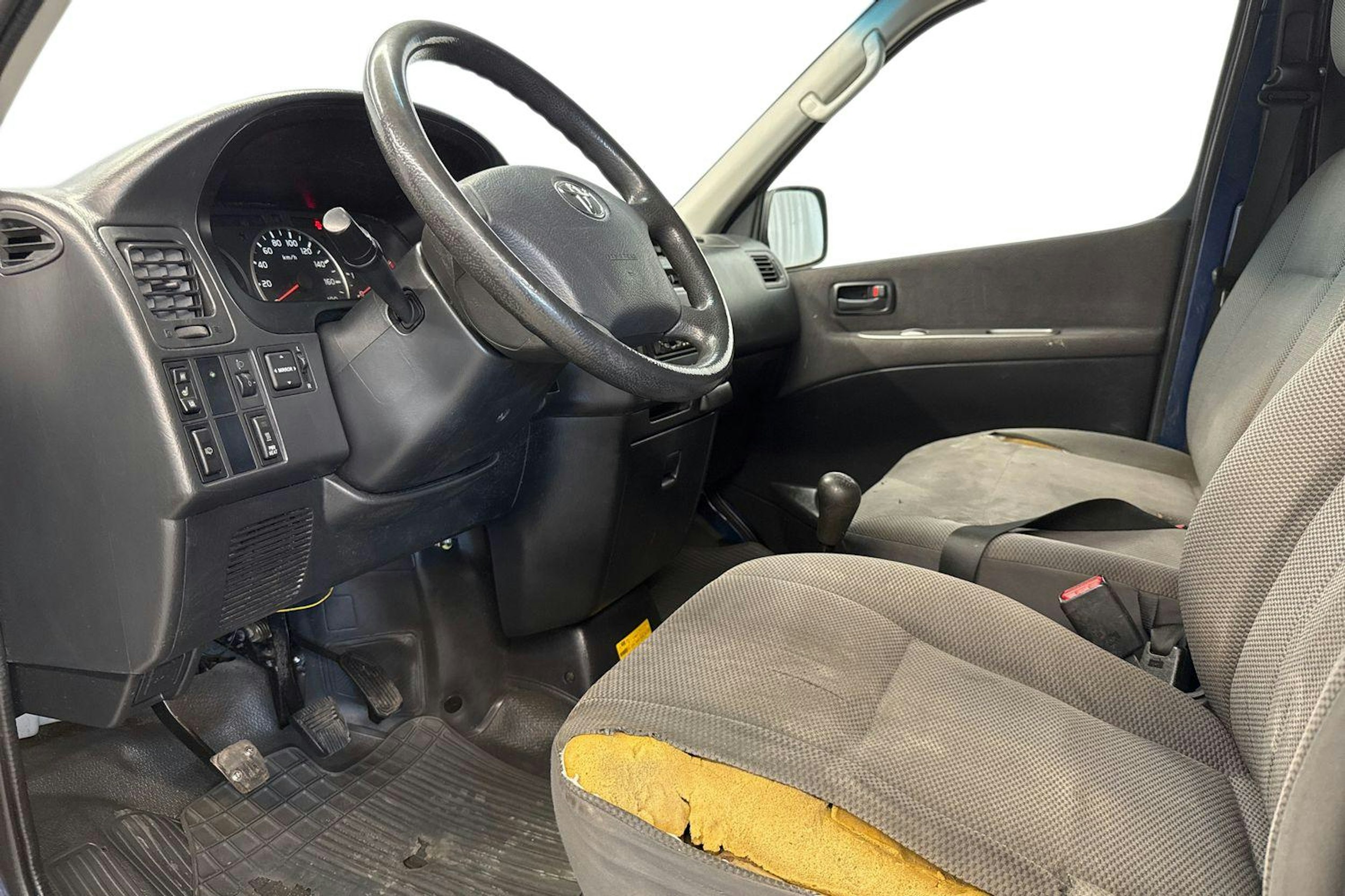 sininen Toyota Hiace 2011 kuva 7.