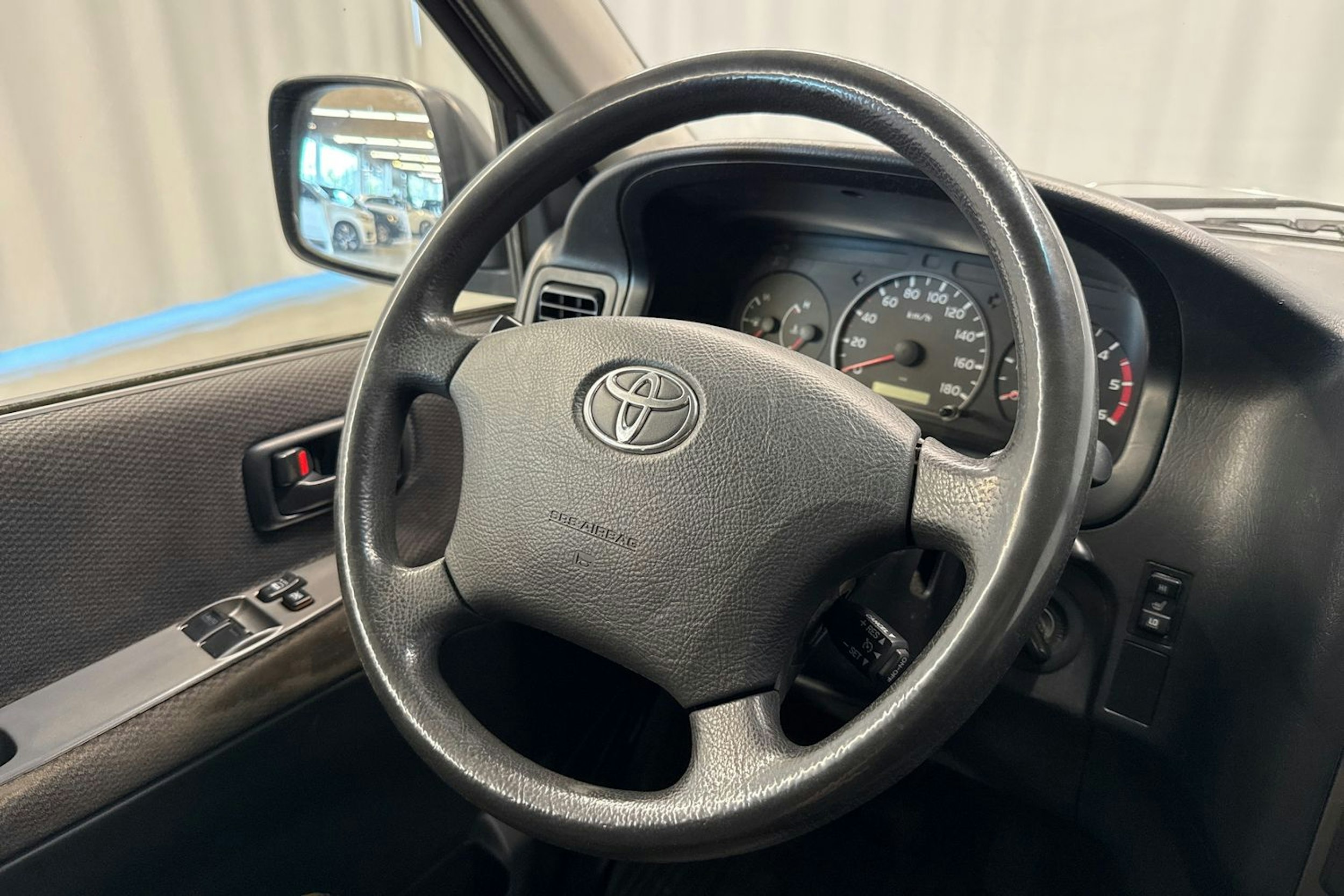 sininen Toyota Hiace 2011 kuva 13.