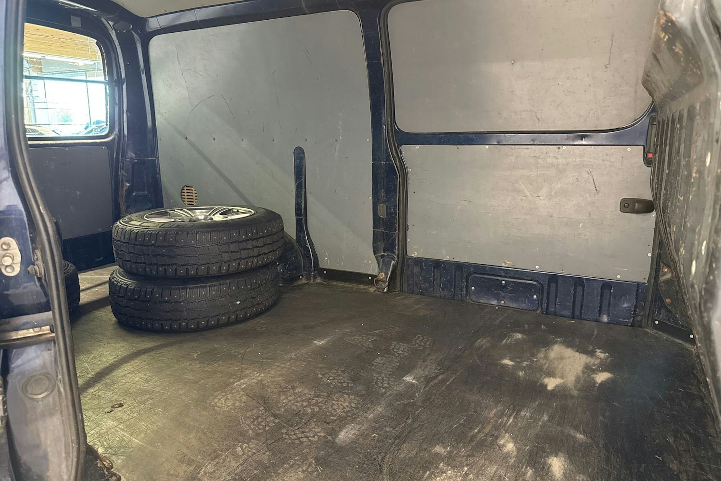 sininen Toyota Hiace 2011 kuva 21.