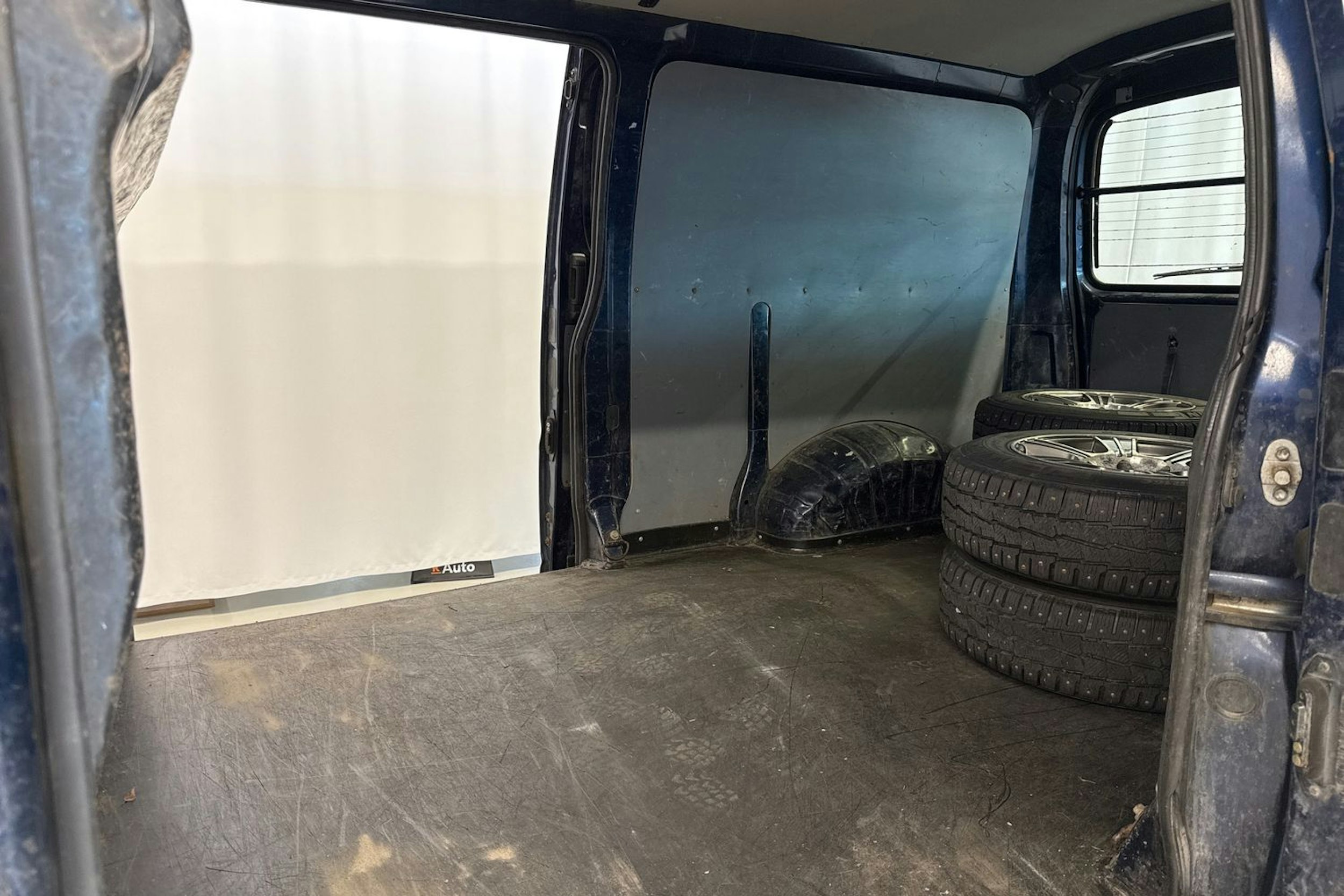 sininen Toyota Hiace 2011 kuva 22.