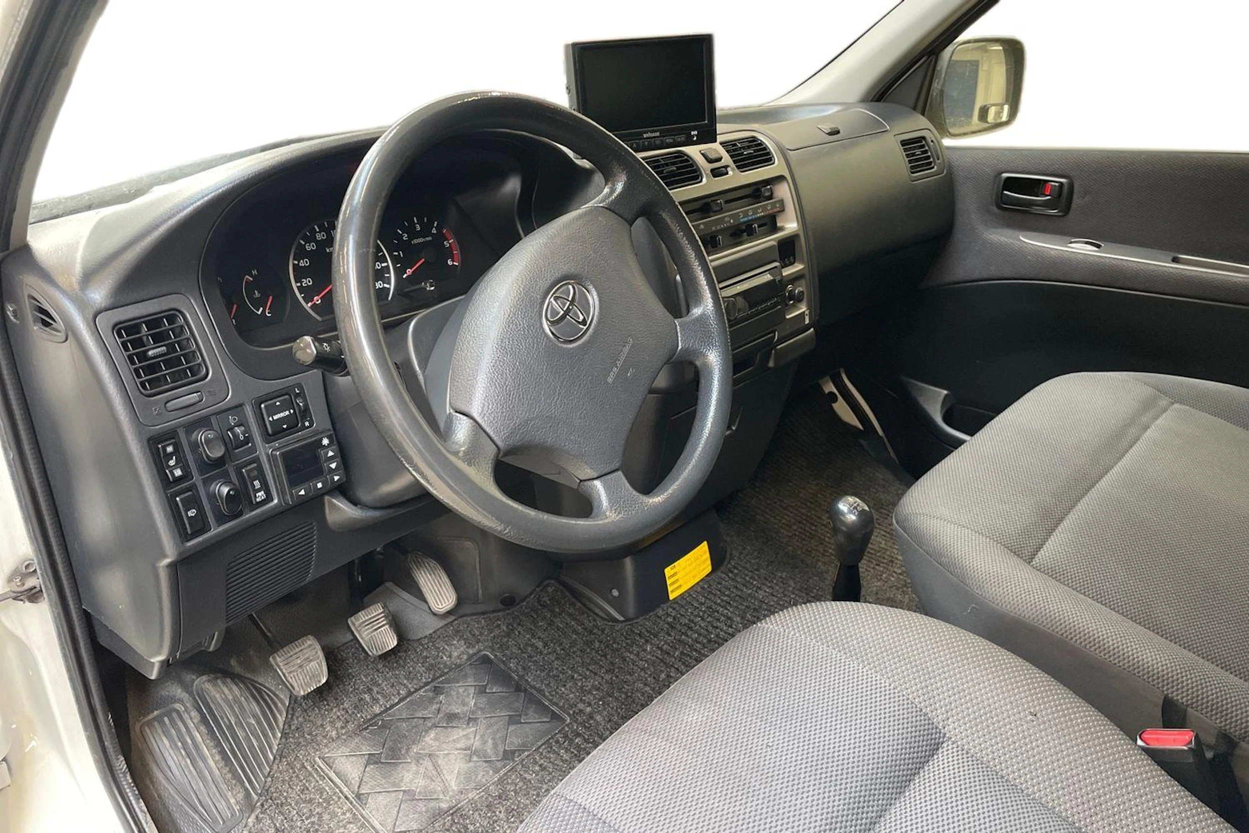 valkoinen Toyota Hiace 2011 kuva 3.