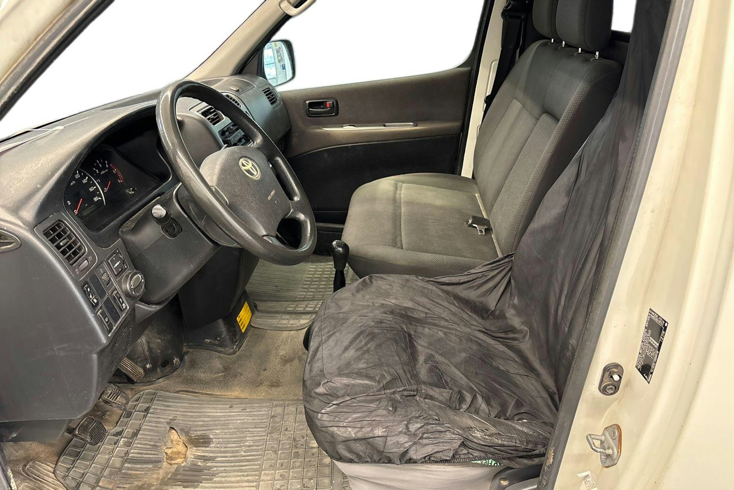 valkoinen Toyota Hiace 2011 kuva 3.