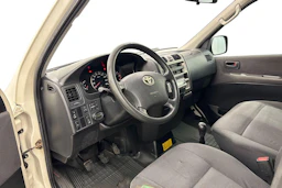 valkoinen Toyota Hiace 2011 kuva 8.