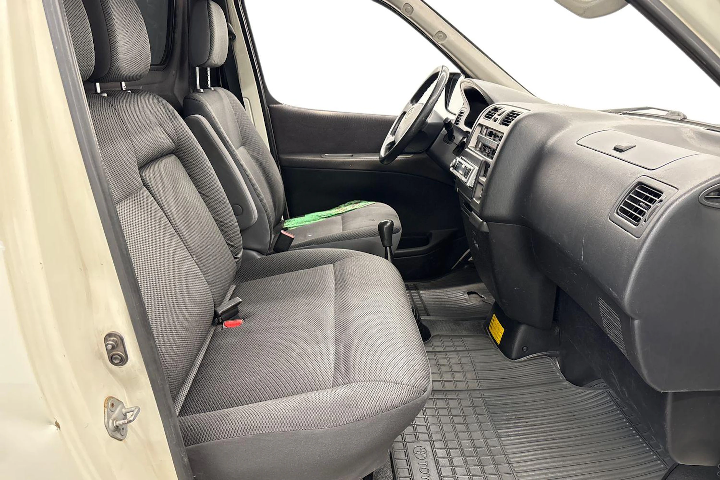 valkoinen Toyota Hiace 2011 kuva 11.