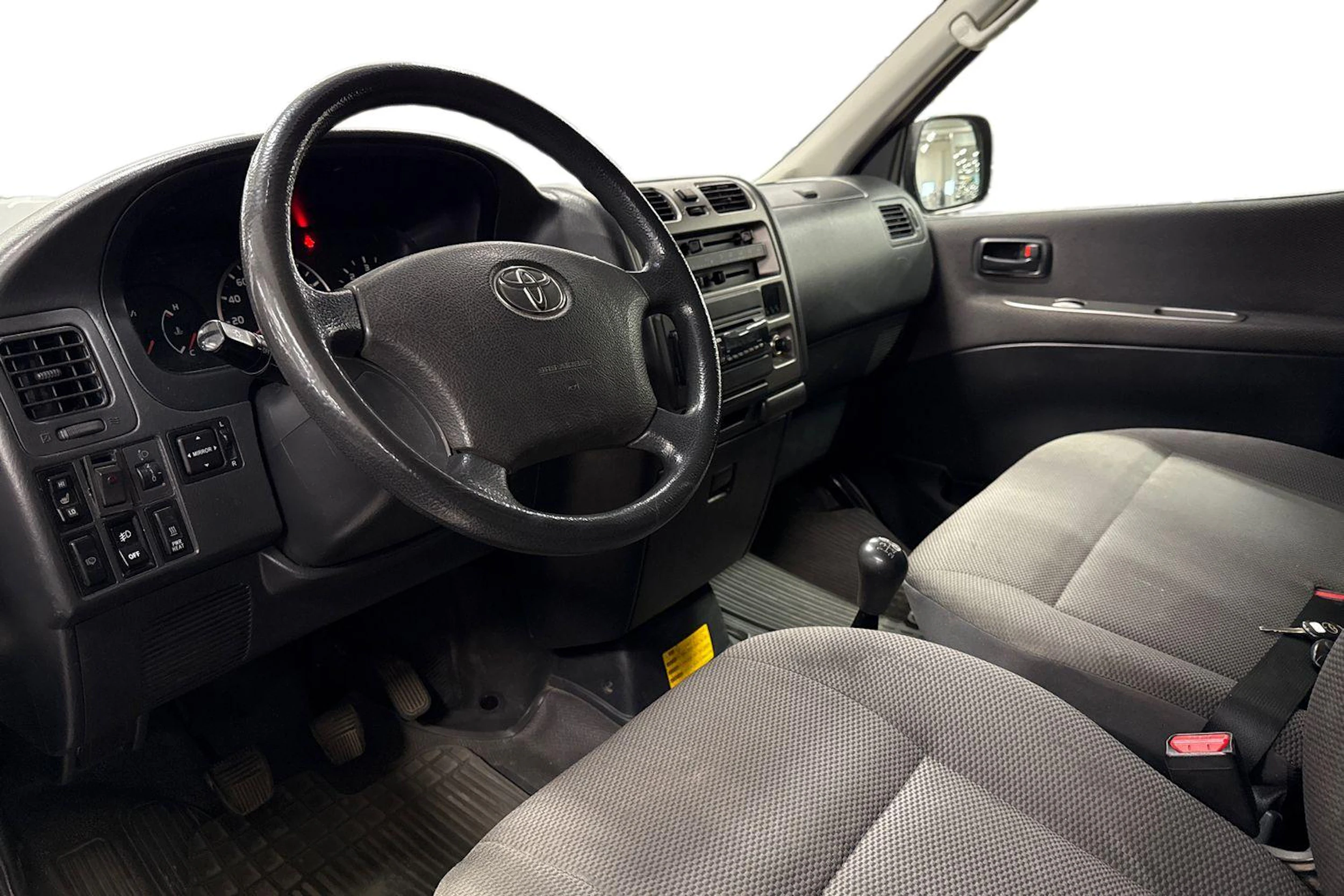 musta Toyota Hiace 2012 kuva 3.