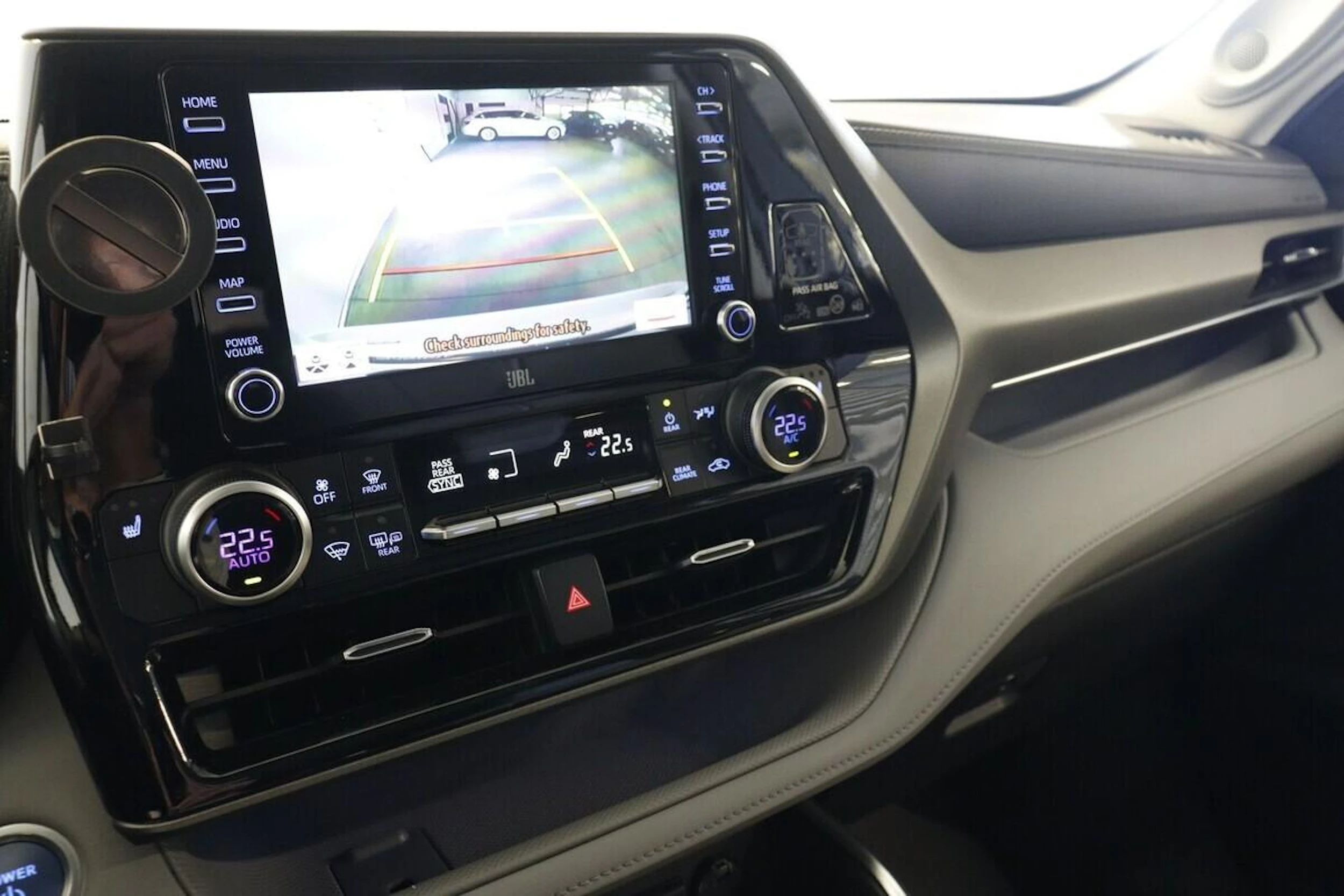 valkoinen Toyota Highlander 2021 kuva 9.