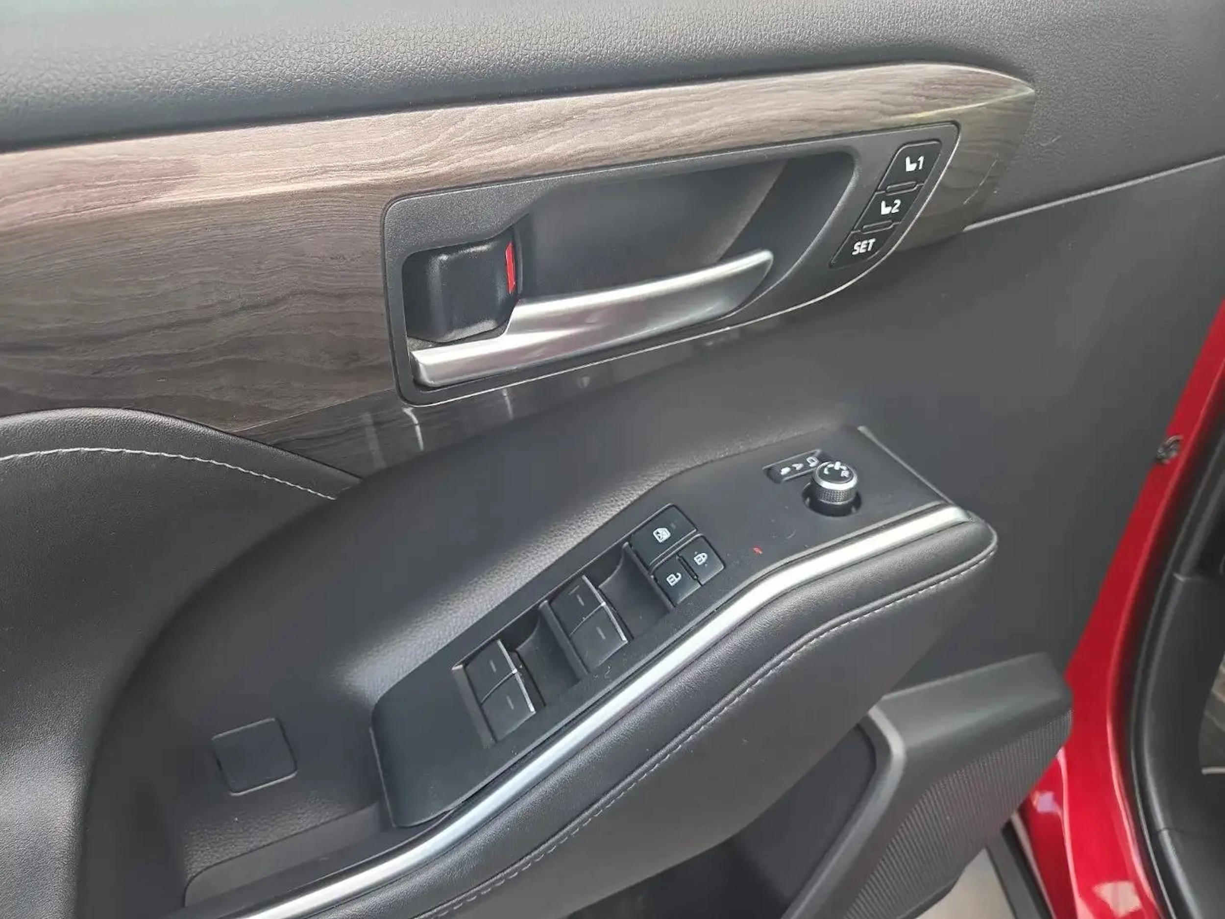 met. punainen Toyota Highlander 2022 kuva 11.