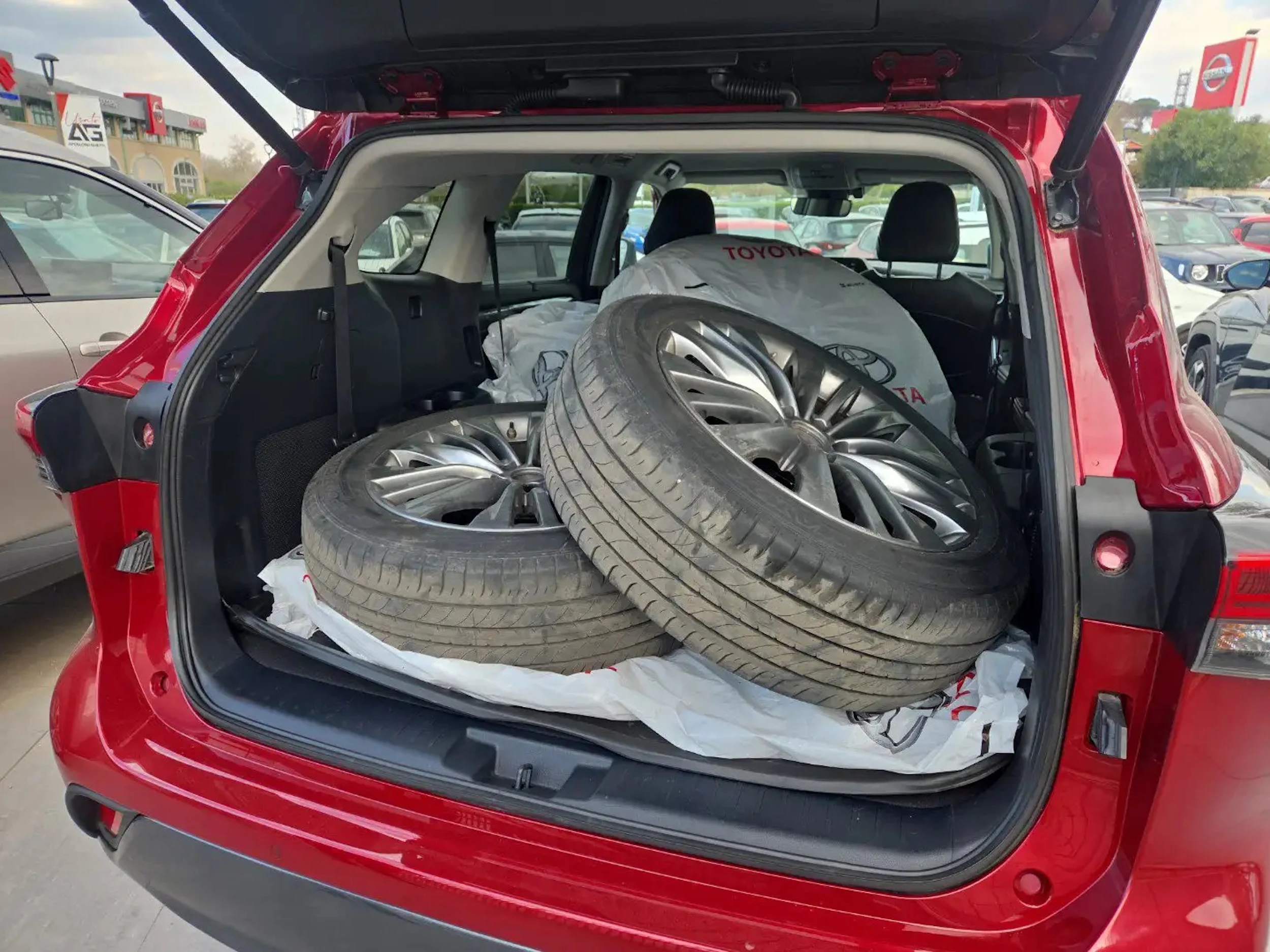 met. punainen Toyota Highlander 2022 kuva 15.