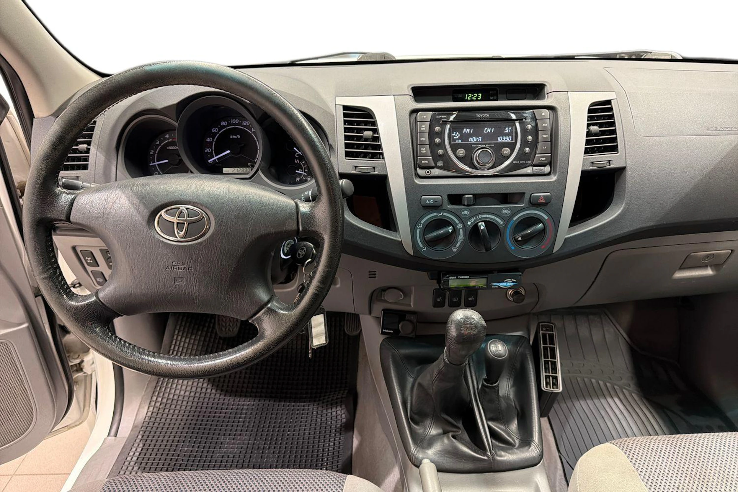 Valkoinen Toyota Hilux 2010 kuva 9.