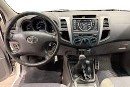 Valkoinen Toyota Hilux 2010 kuva 9.