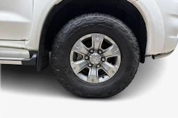 Valkoinen Toyota Hilux 2010 kuva 12.