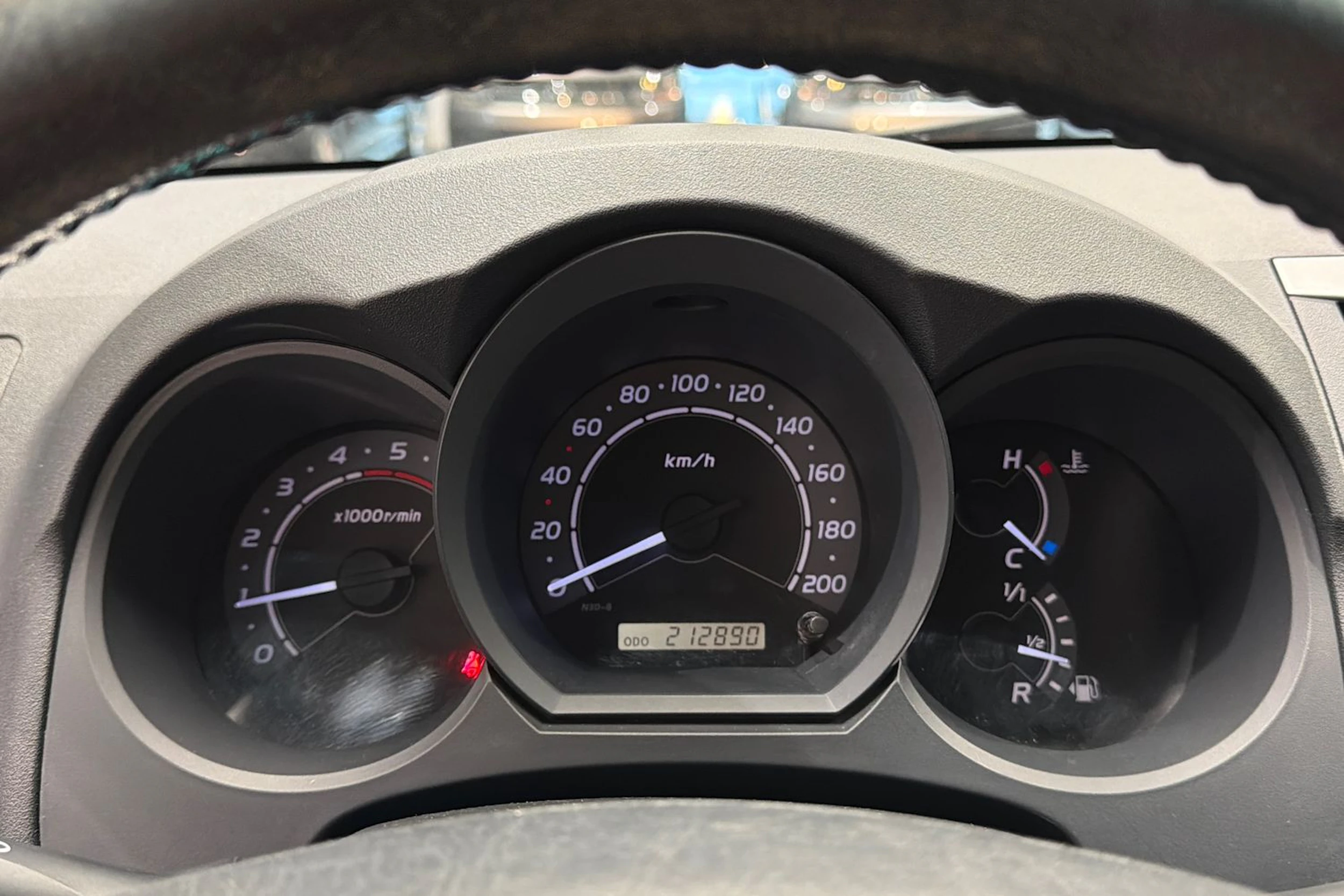 Valkoinen Toyota Hilux 2010 kuva 18.