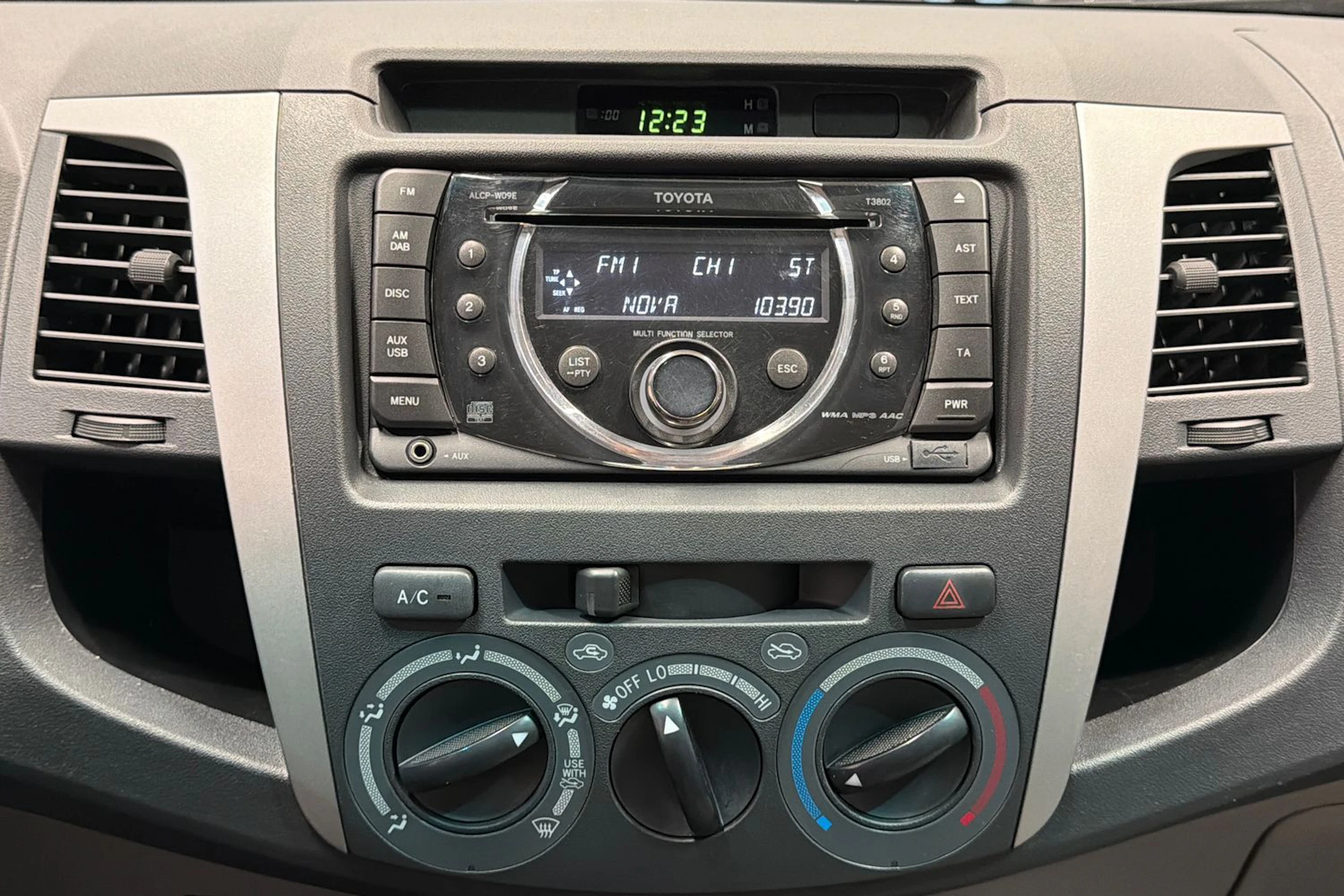 Valkoinen Toyota Hilux 2010 kuva 19.