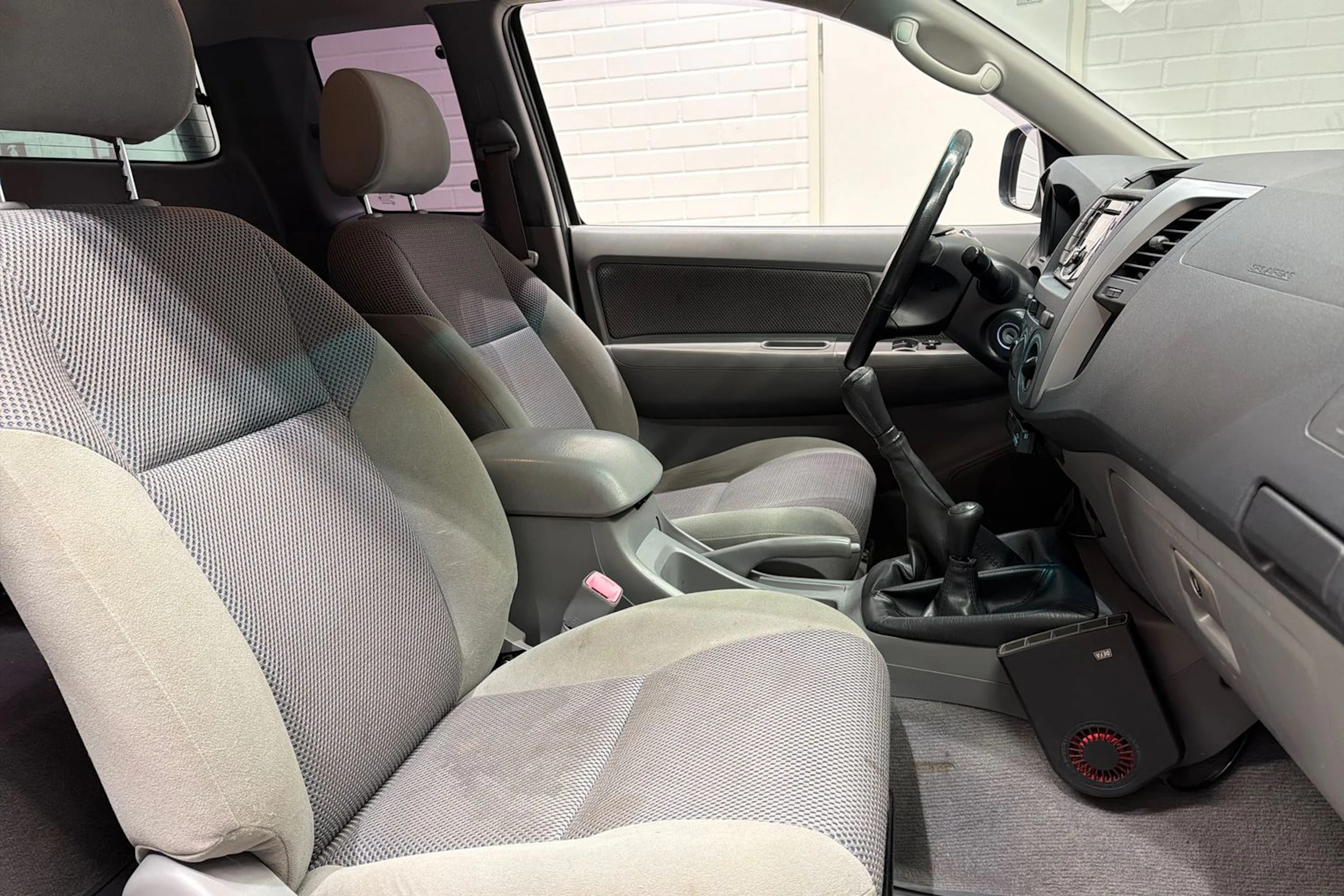 Valkoinen Toyota Hilux 2010 kuva 22.
