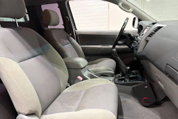 Valkoinen Toyota Hilux 2010 kuva 22.
