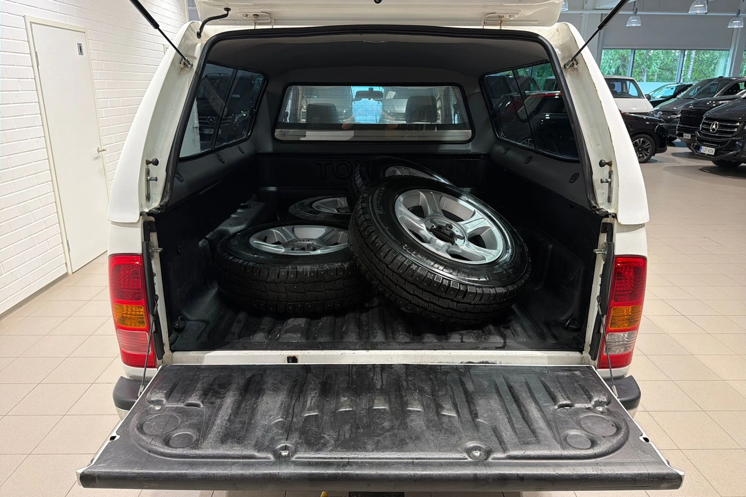 Valkoinen Toyota Hilux 2010 kuva 23.