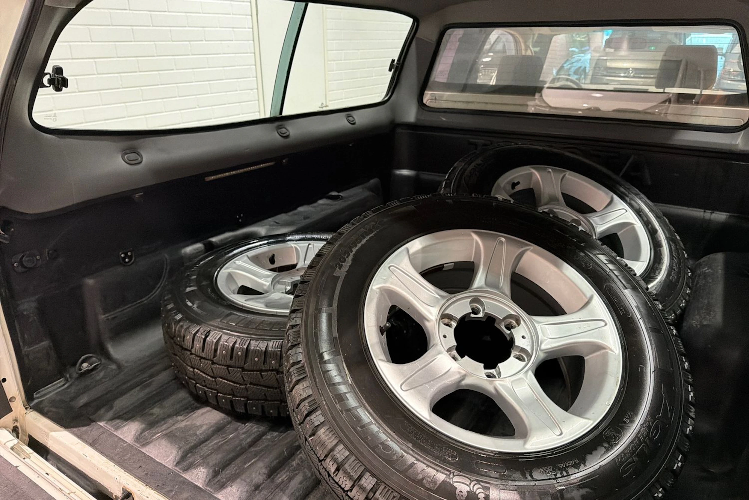 Valkoinen Toyota Hilux 2010 kuva 24.