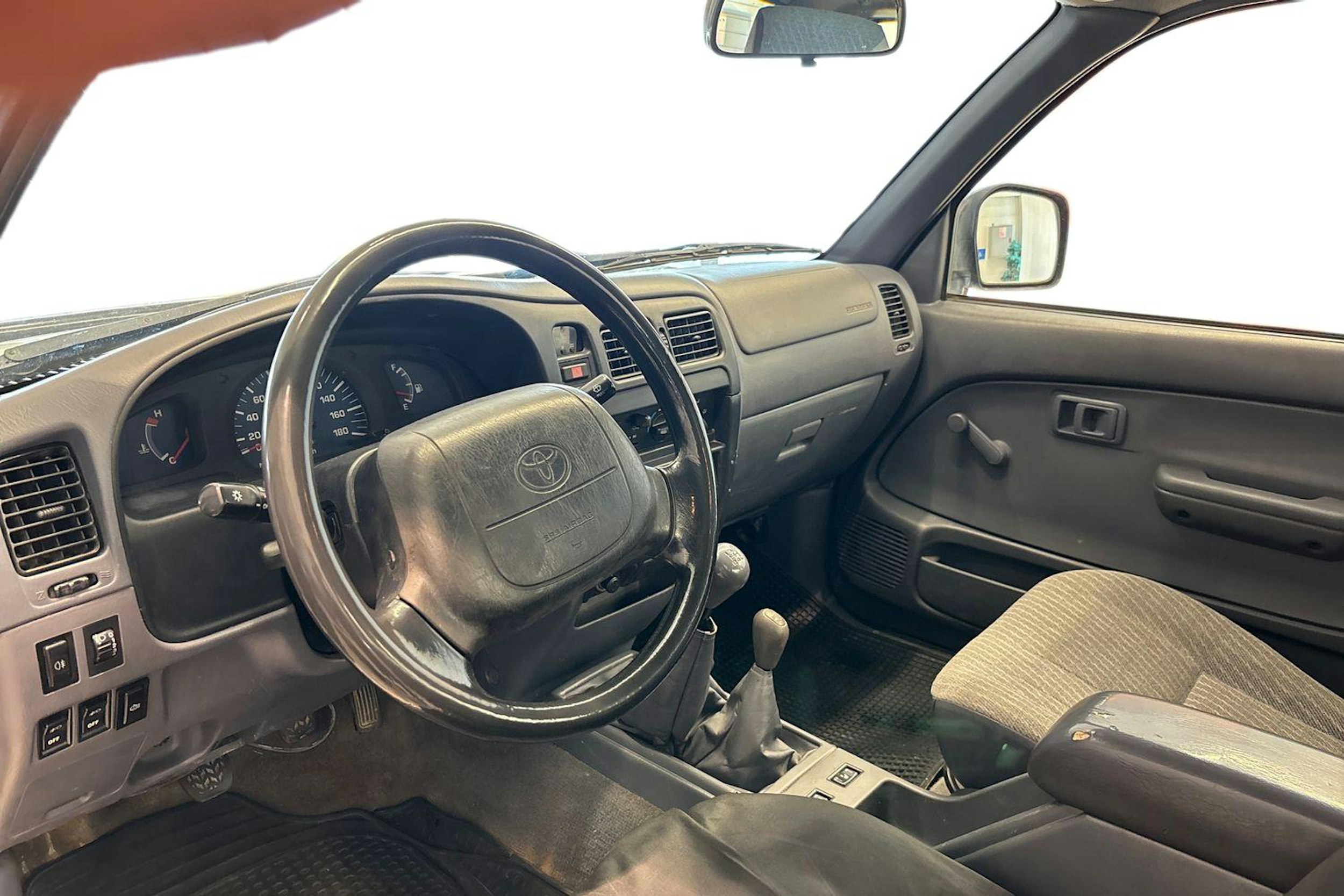 Valkoinen Toyota Hilux 2001 kuva 7.