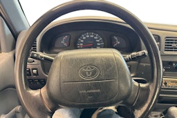Valkoinen Toyota Hilux 2001 kuva 9.