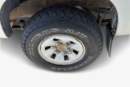 Valkoinen Toyota Hilux 2001 kuva 11.