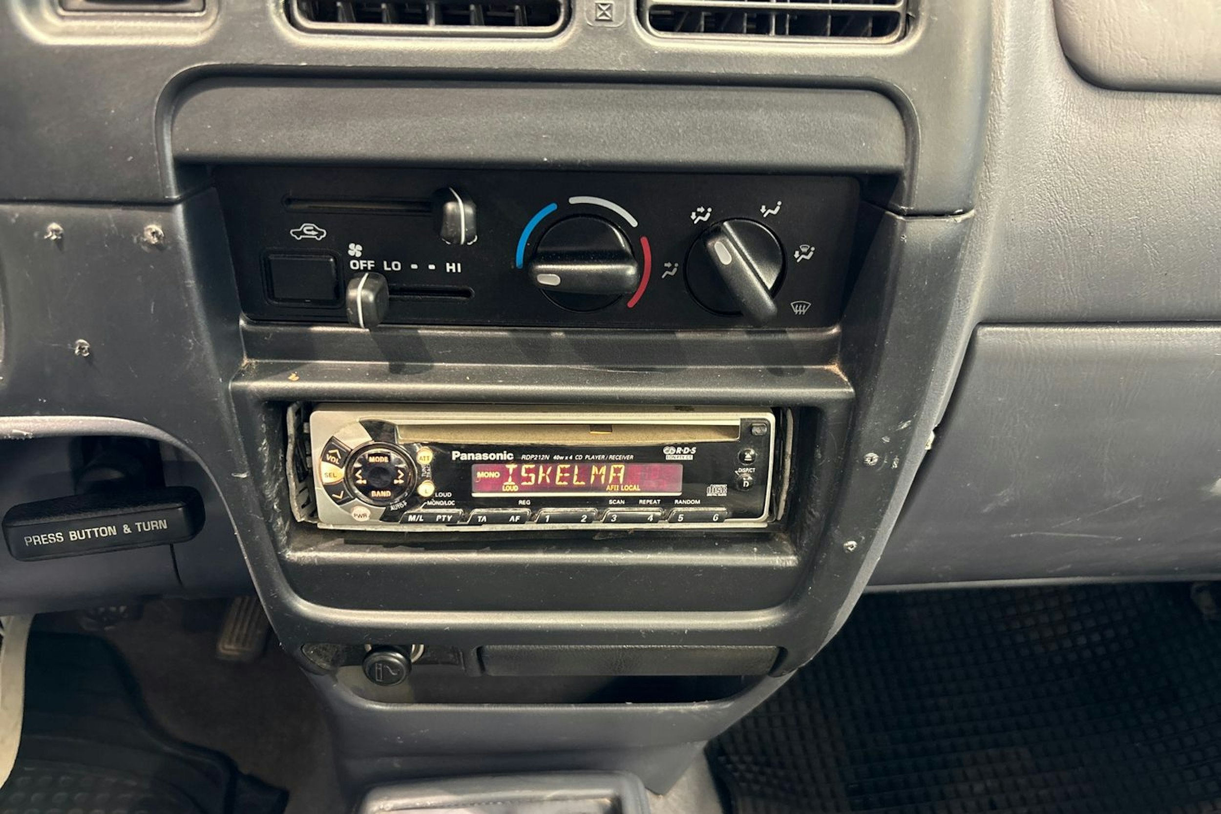 Valkoinen Toyota Hilux 2001 kuva 13.