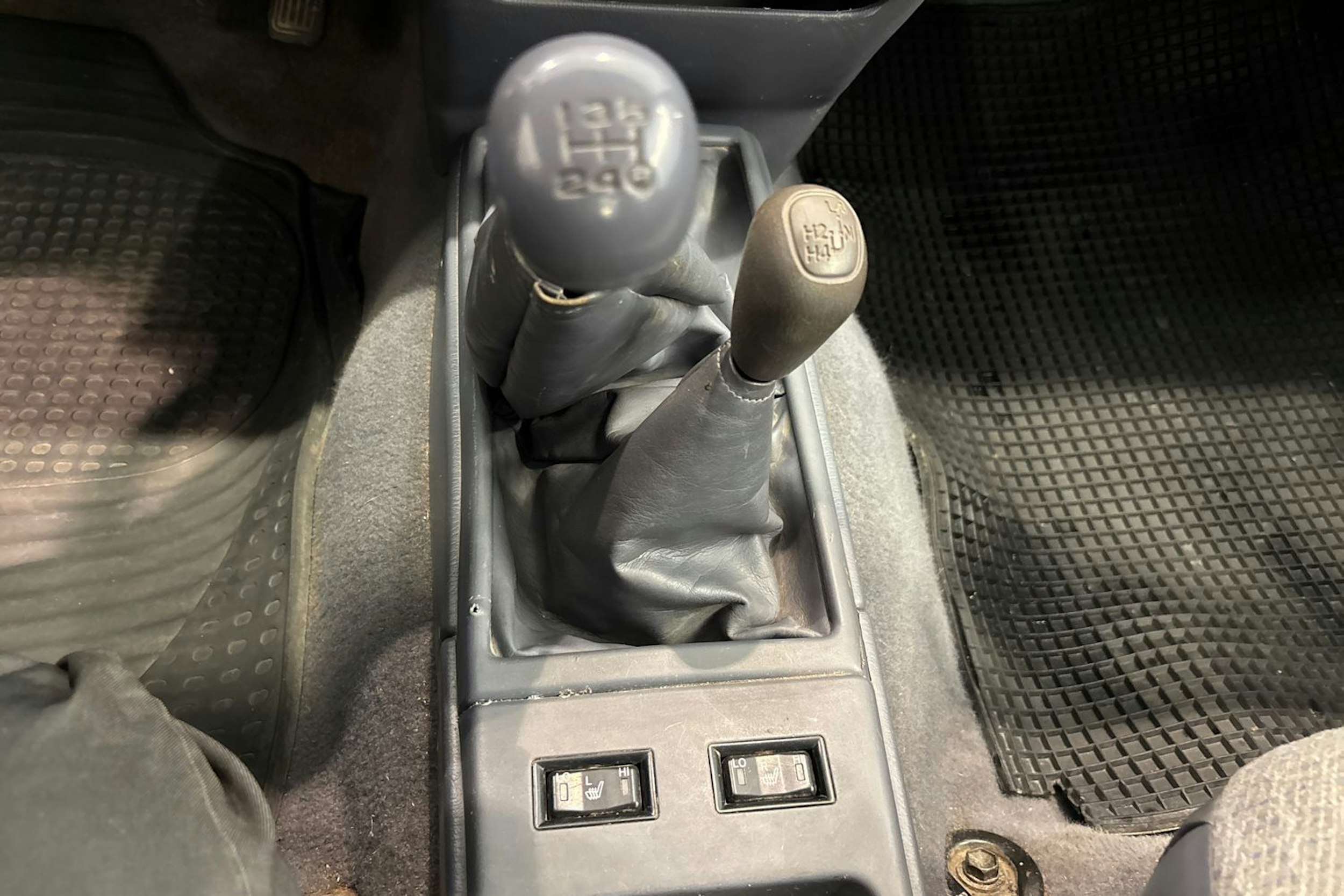 Valkoinen Toyota Hilux 2001 kuva 14.