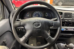 valkoinen Toyota Hilux 2002 kuva 11.