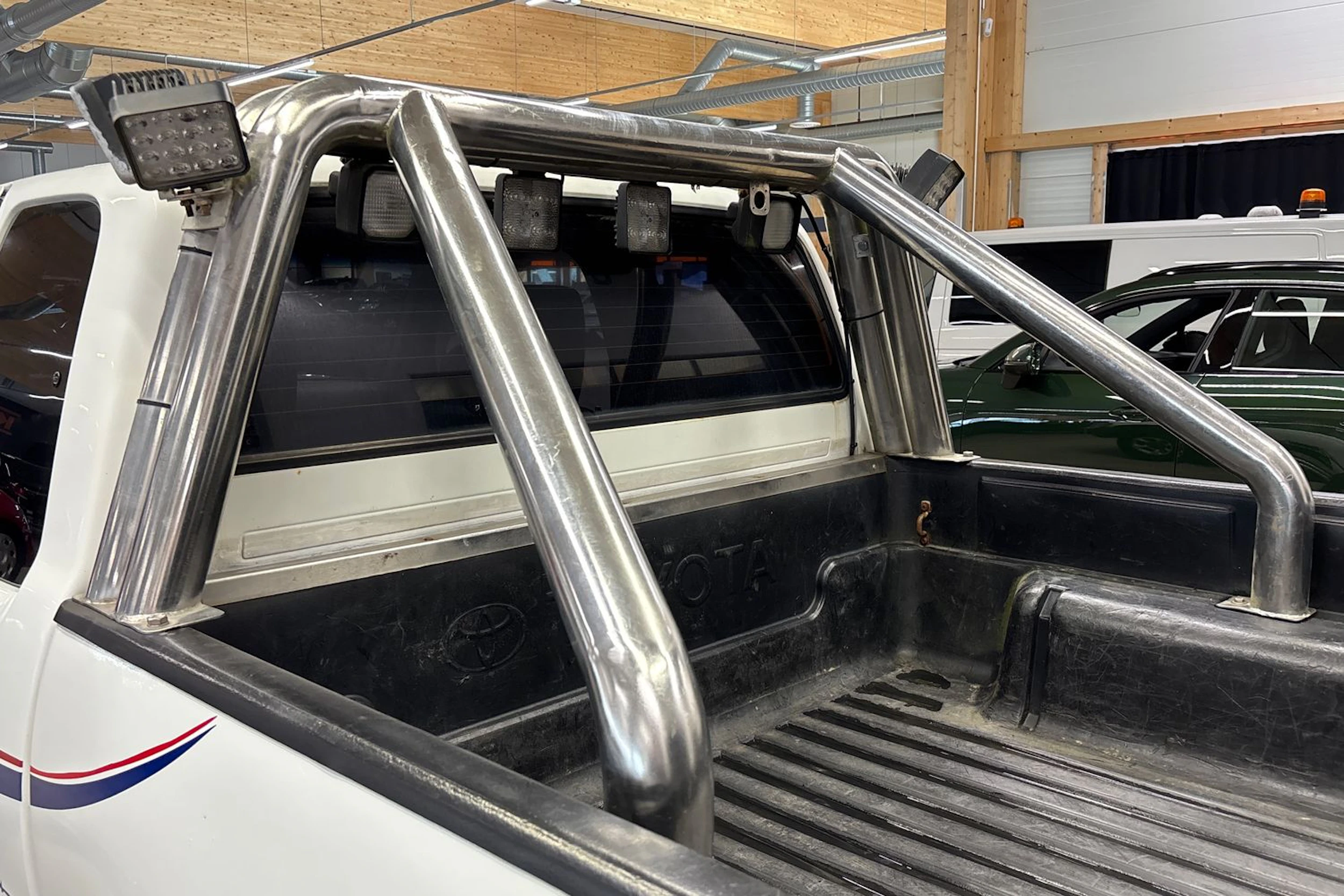 valkoinen Toyota Hilux 2002 kuva 17.