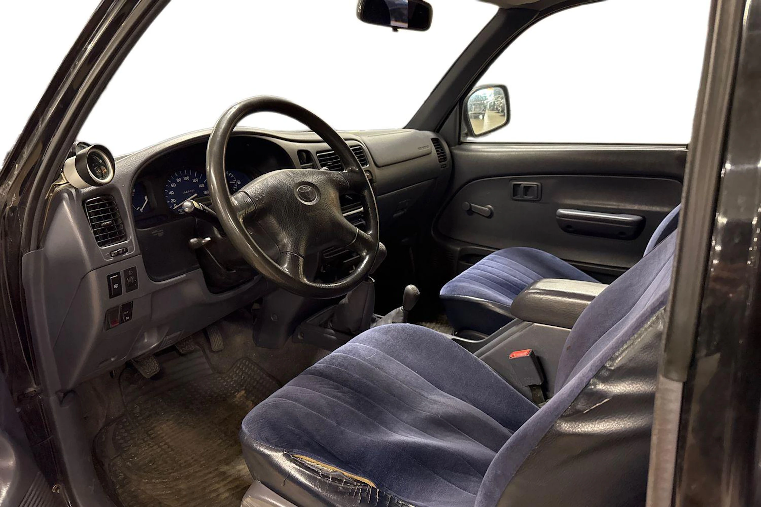 musta Toyota Hilux 2003 kuva 8.