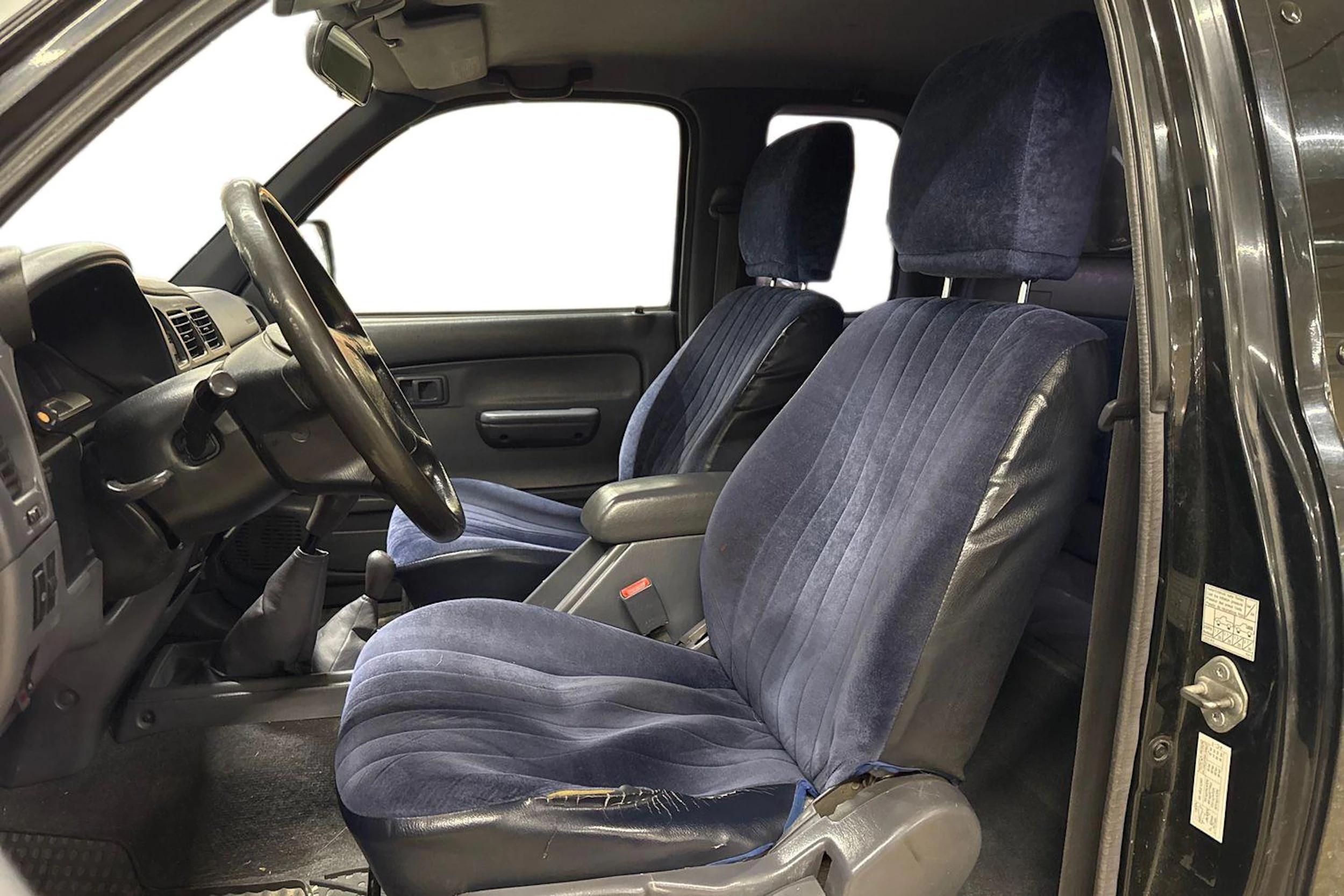 musta Toyota Hilux 2003 kuva 9.