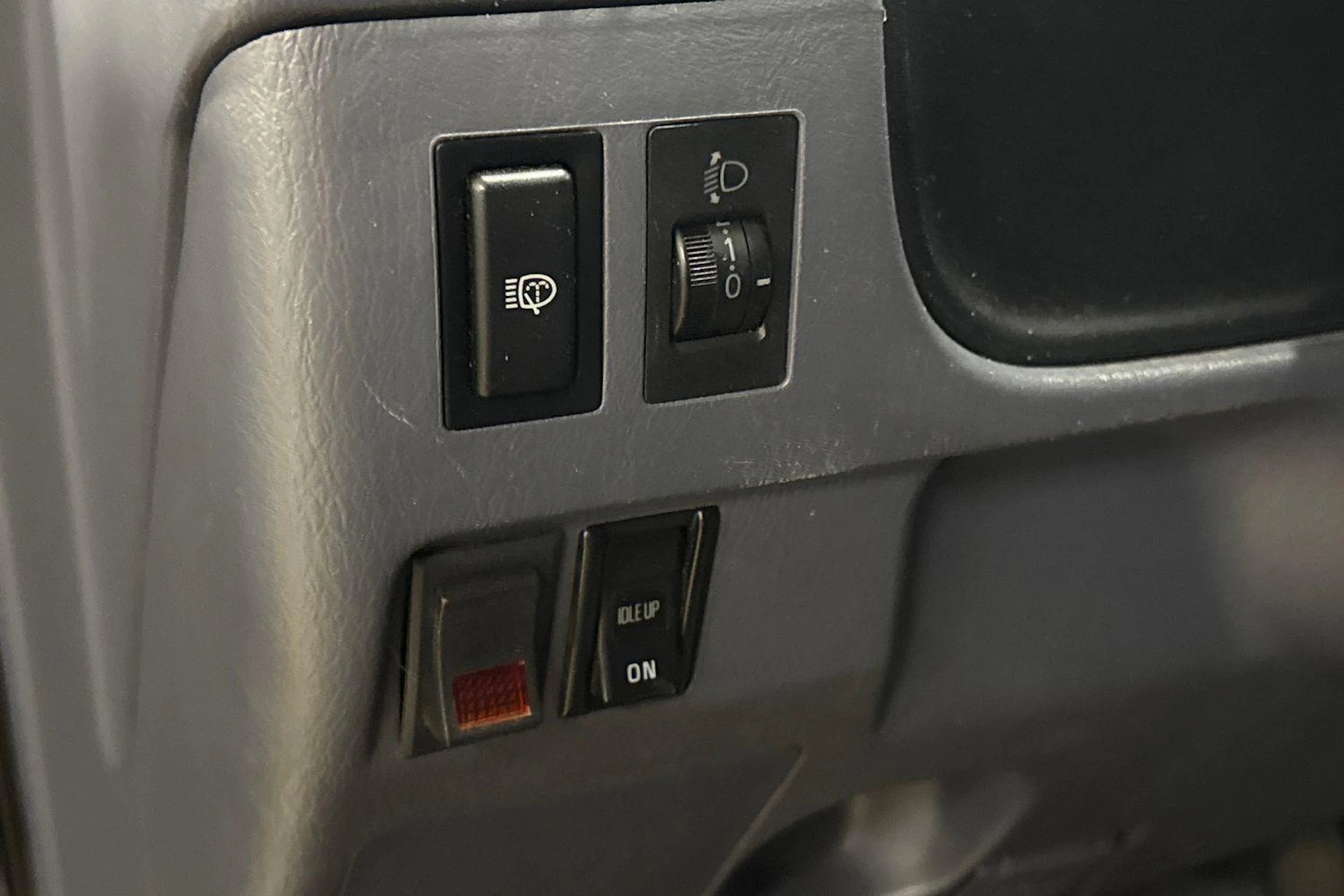 musta Toyota Hilux 2003 kuva 11.