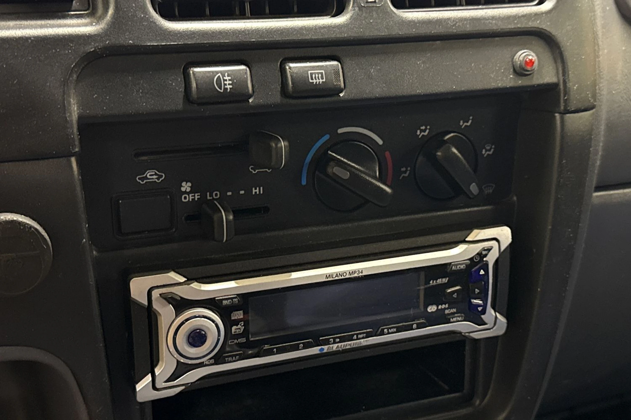 musta Toyota Hilux 2003 kuva 15.